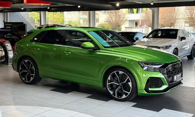 Audi RS Q8 view 5