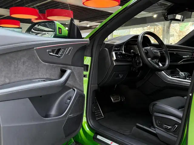 Audi RS Q8 view 9