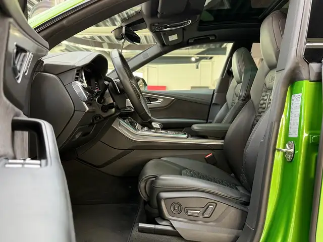 Audi RS Q8 view 11