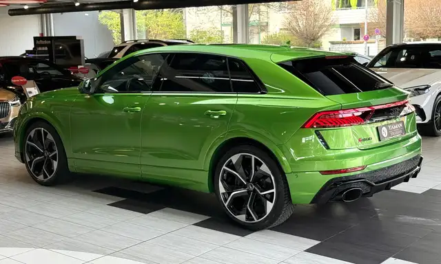 Audi RS Q8 view 8