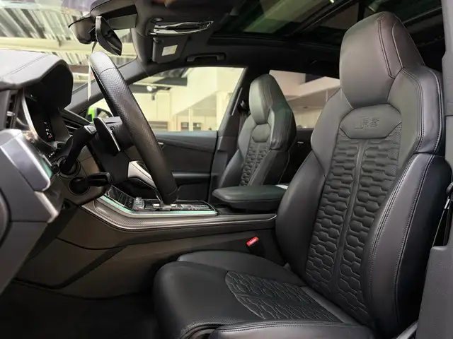 Audi RS Q8 view 12