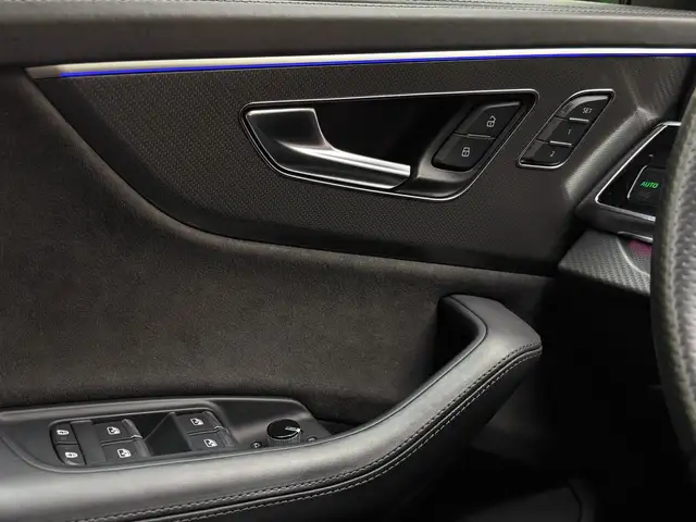 Audi RS Q8 view 13
