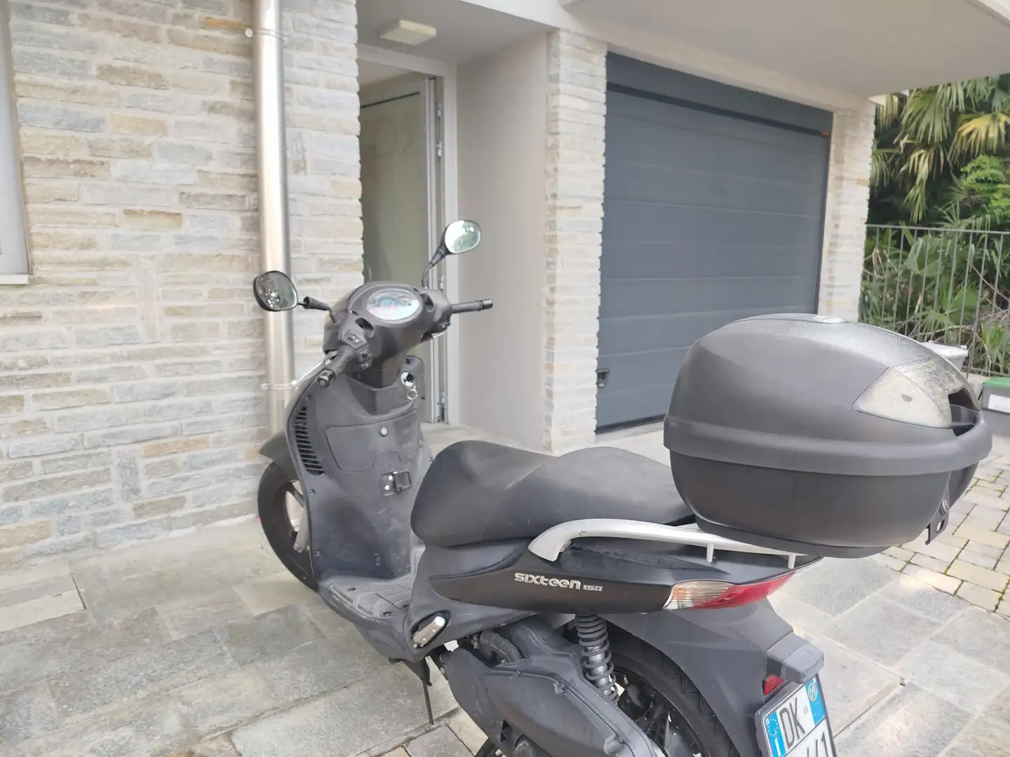 Suzuki Sixteen 150 bauletto crna - 1