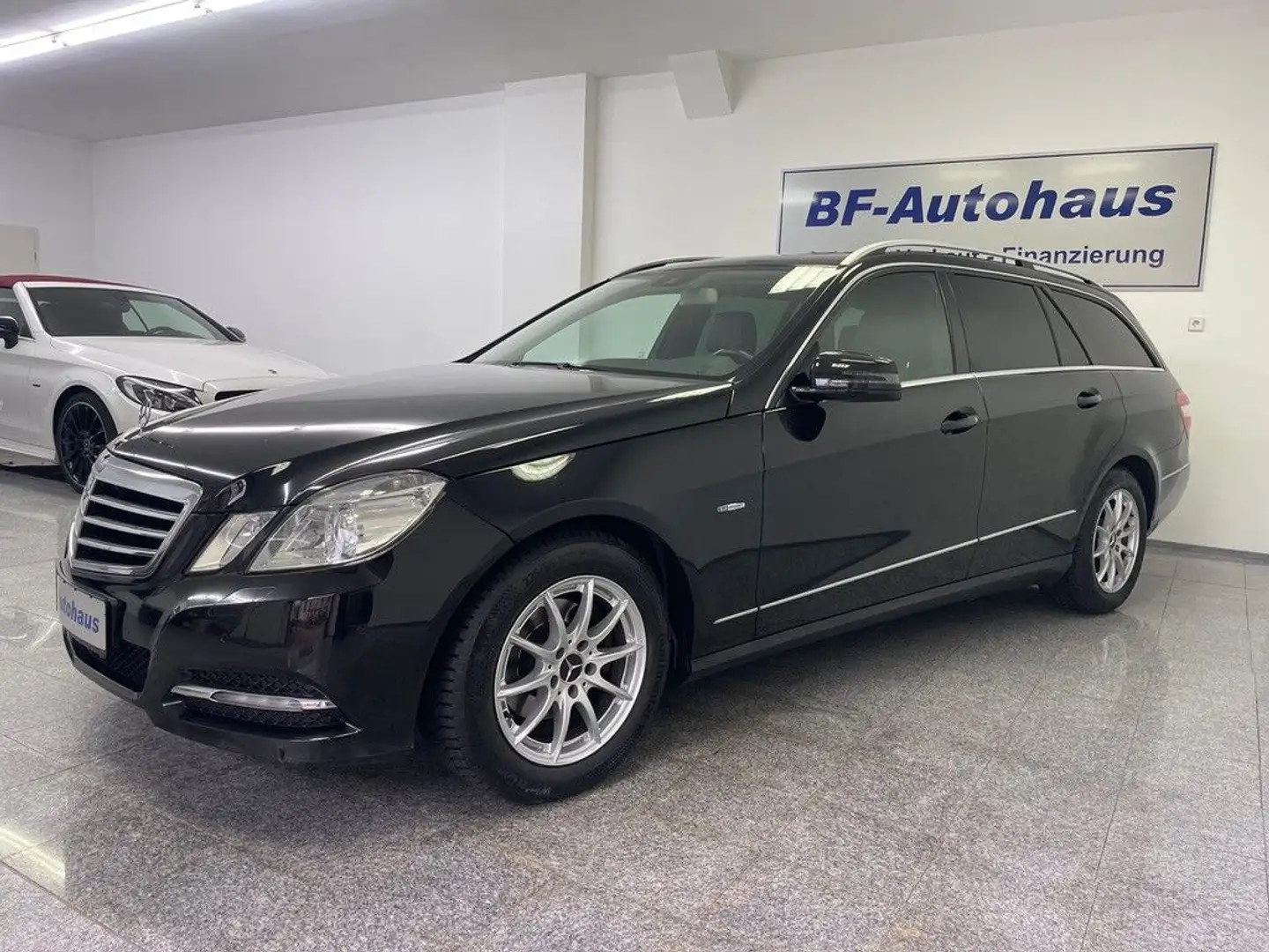 Mercedes-Benz E 200 T CGI BlueEFFICIENCY / Avantgarde / AHK Schwarz - 2