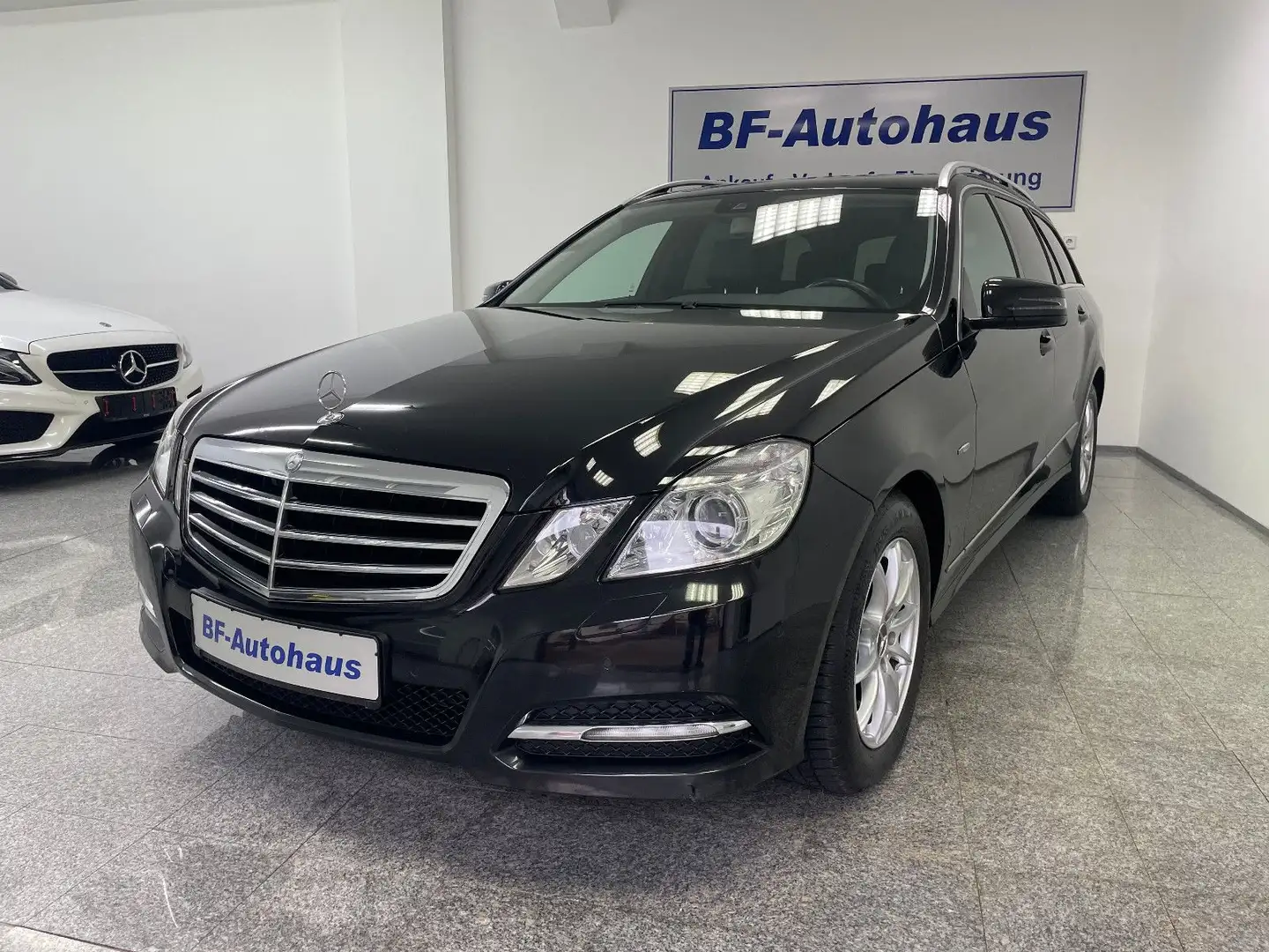 Mercedes-Benz E 200 T CGI BlueEFFICIENCY / Avantgarde / AHK Schwarz - 1