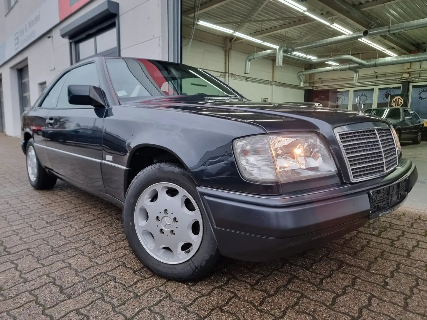Mercedes-Benz E 200 Coupe / 2- Hand/Klima/Allwetterreifen Fekete - 2