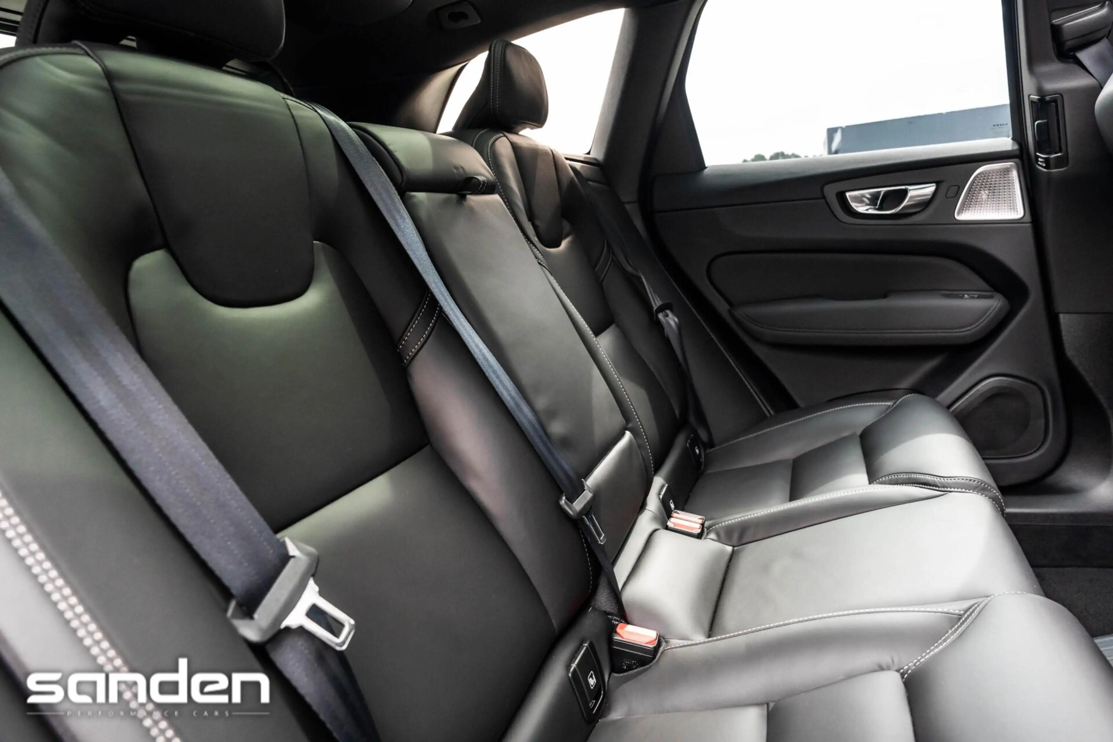 Volvo XC60 T8 AWD Black Edition|B&W|Pano|Massage|Luchtv|HUD — photo 48