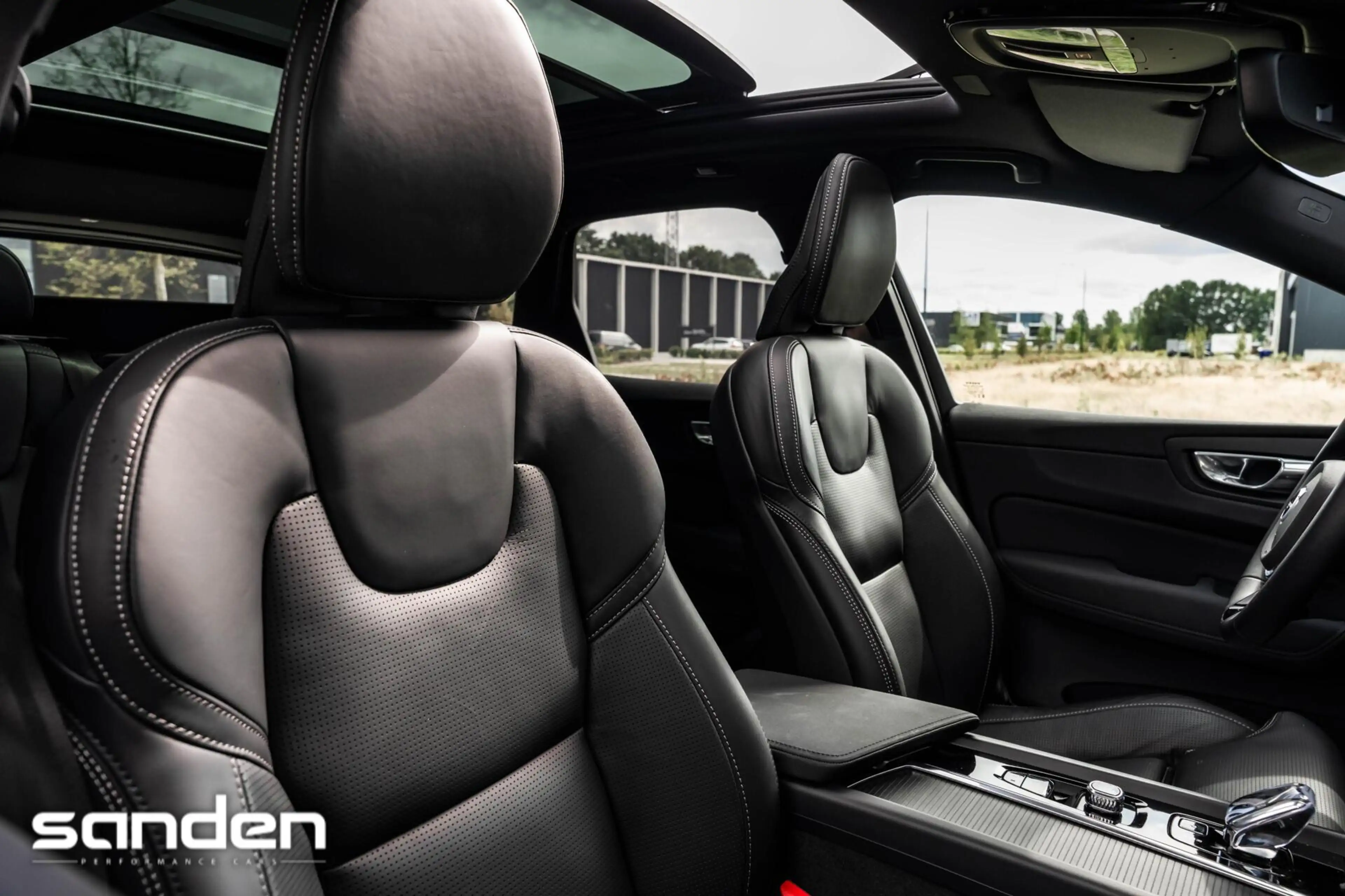 Volvo XC60 T8 AWD Black Edition|B&W|Pano|Massage|Luchtv|HUD — photo 32
