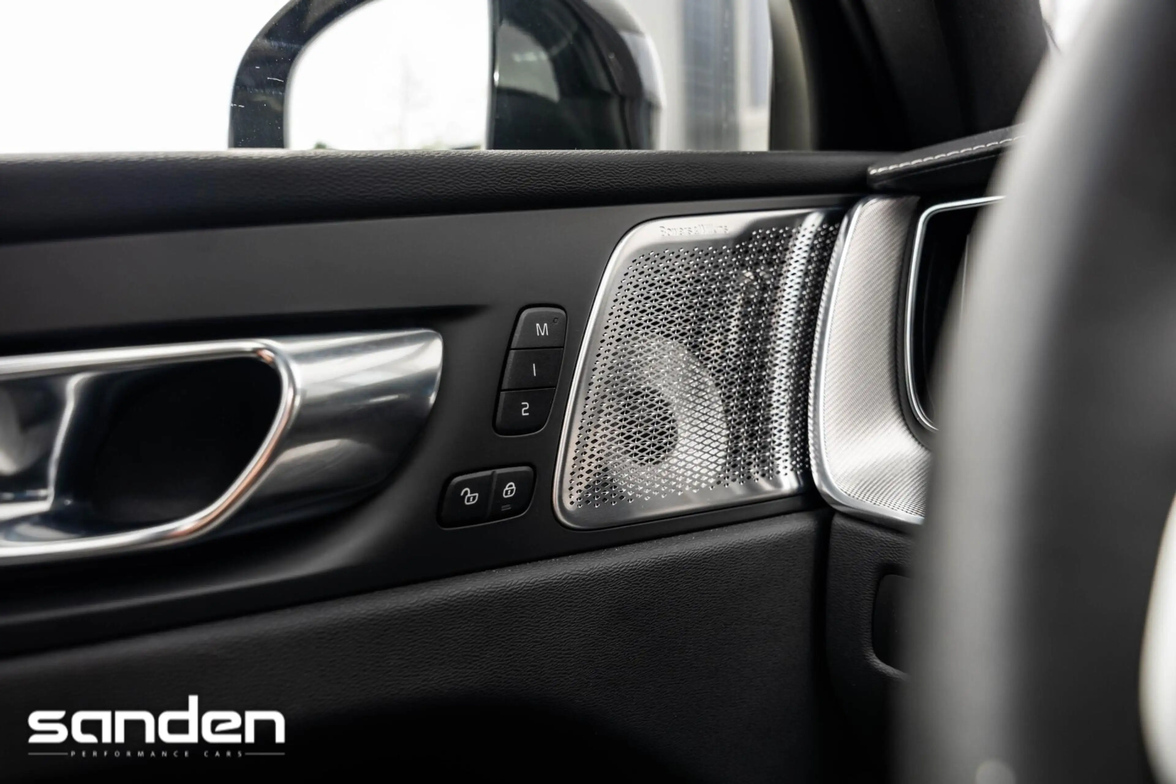 Volvo XC60 T8 AWD Black Edition|B&W|Pano|Massage|Luchtv|HUD — photo 34