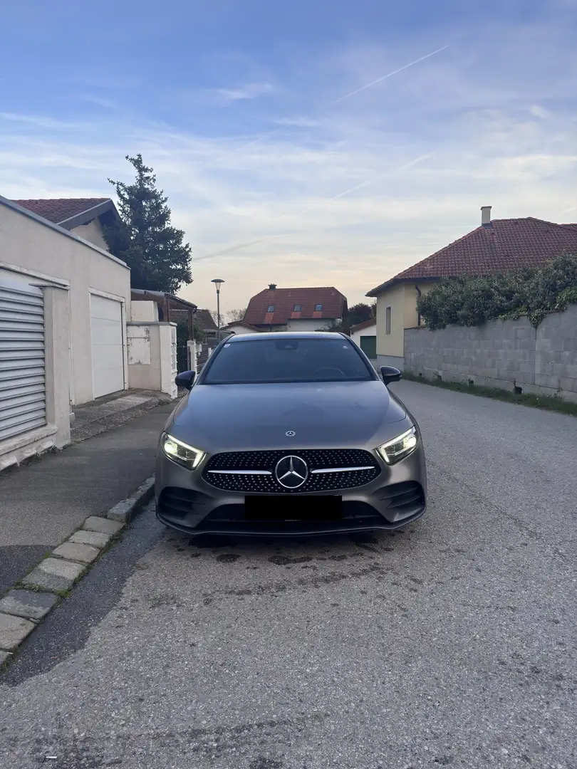 Mercedes-Benz A 180 d AMG-Line Grau - 2