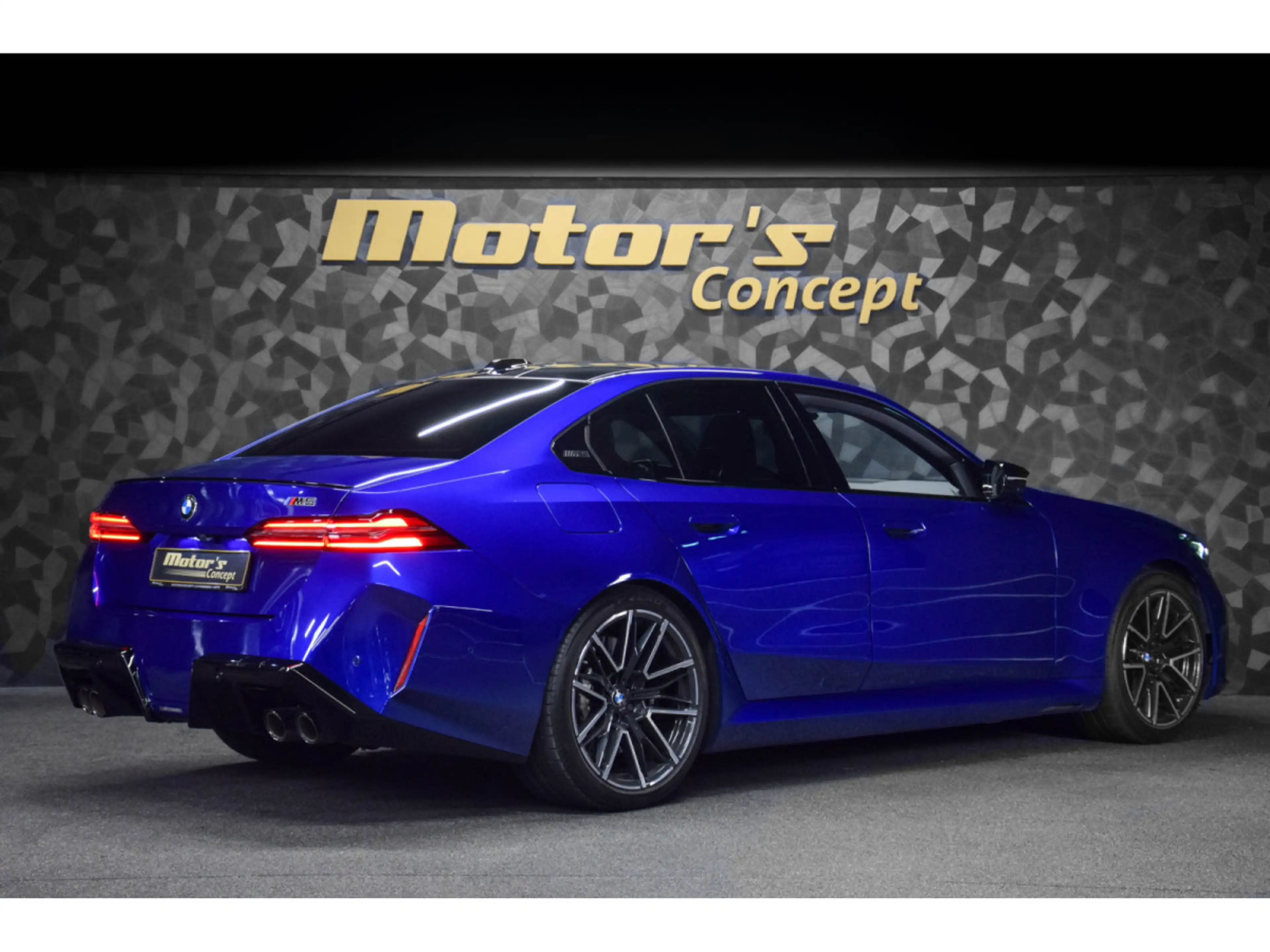 BMW M5 G90 Marina Bay Blue Metallic — photo 3