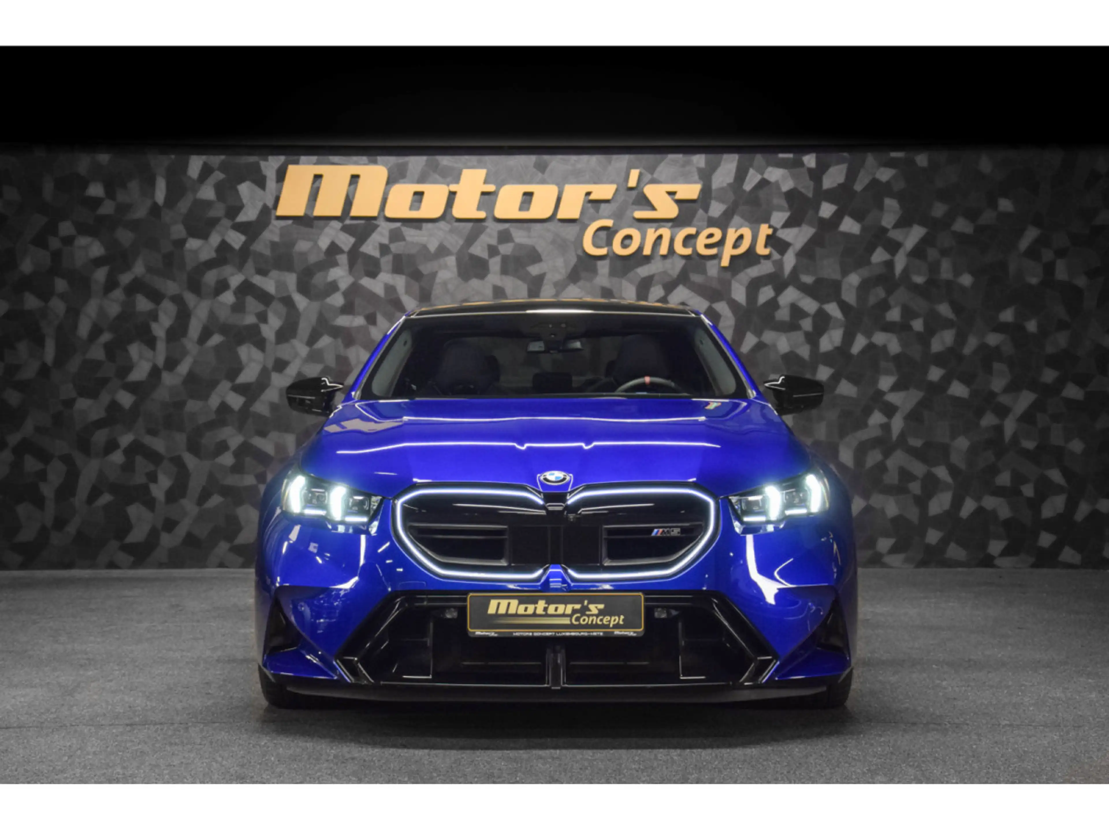 BMW M5 G90 Marina Bay Blue Metallic — photo 4