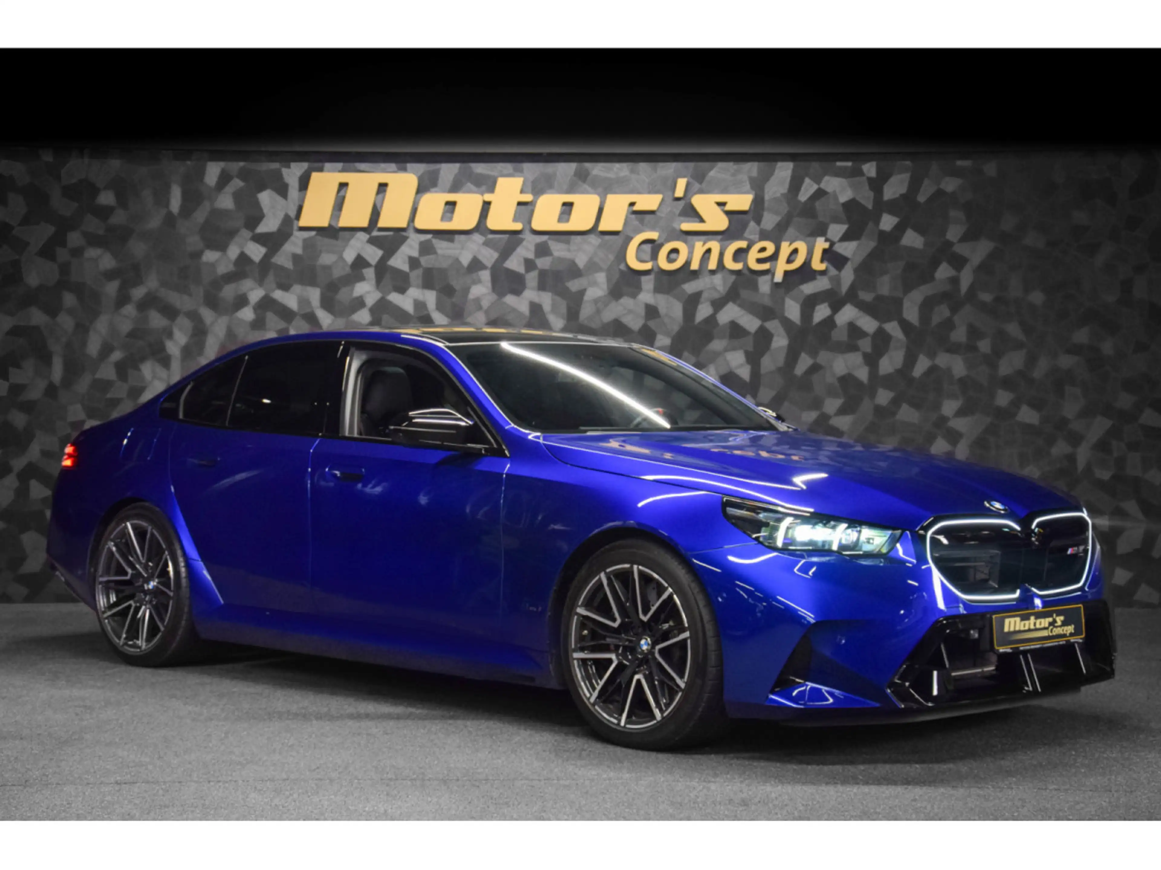 BMW M5 G90 Marina Bay Blue Metallic — photo 6