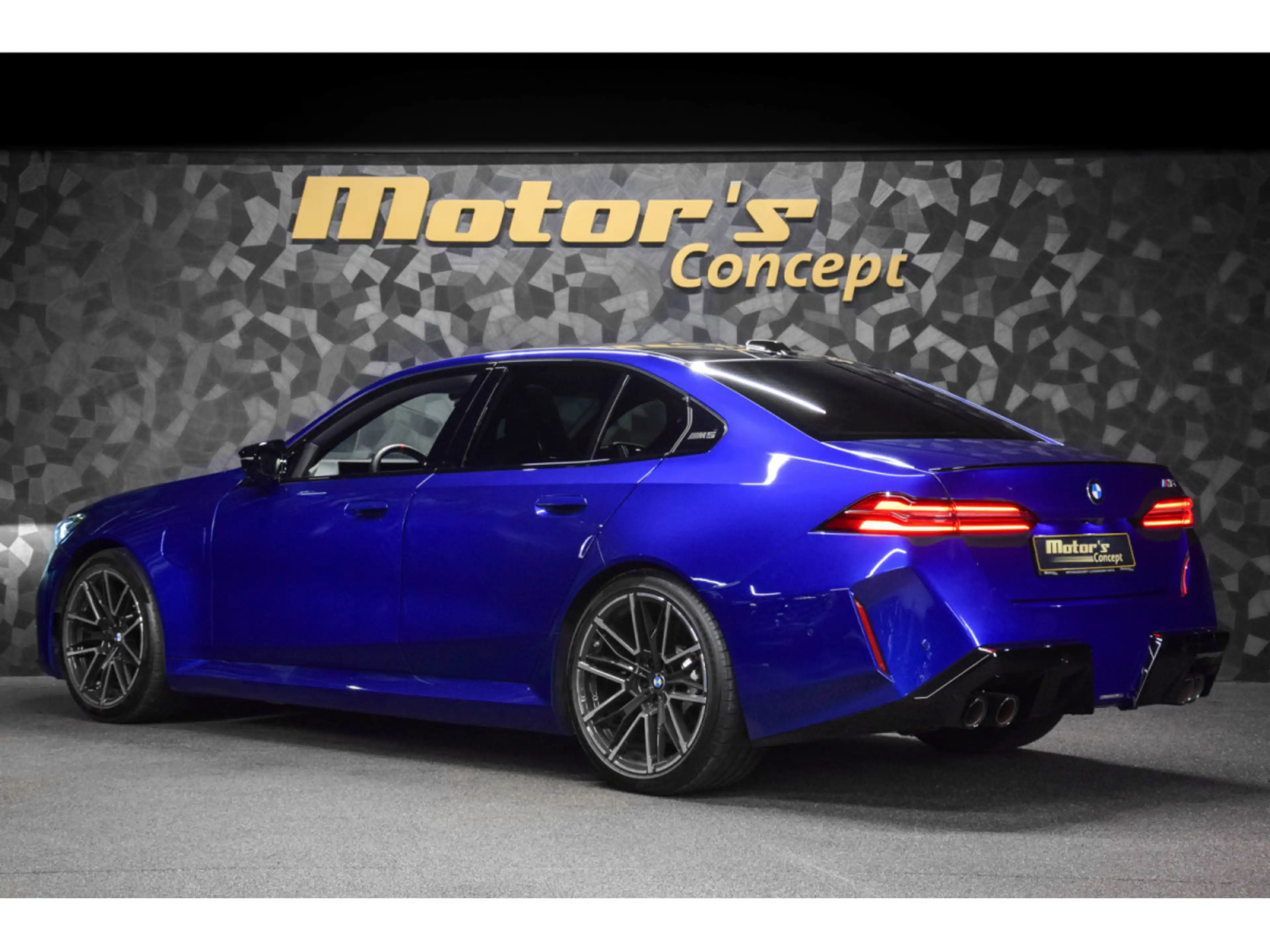 BMW M5 G90 Marina Bay Blue Metallic — photo 7