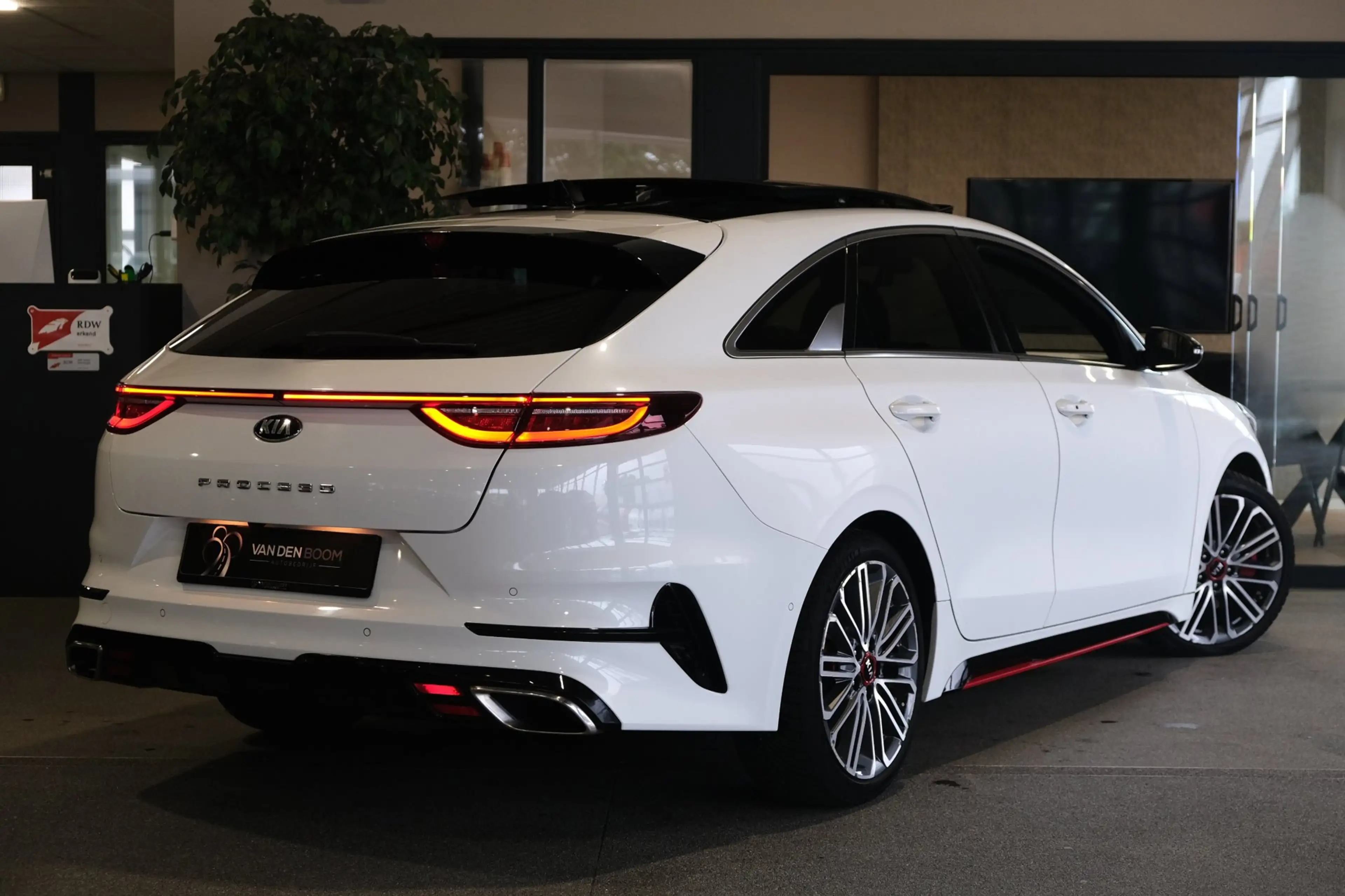Kia ProCeed / pro_cee'd 1.6 T-GDI 204pk GT-Line Aut Pano Navi Cam — photo 2