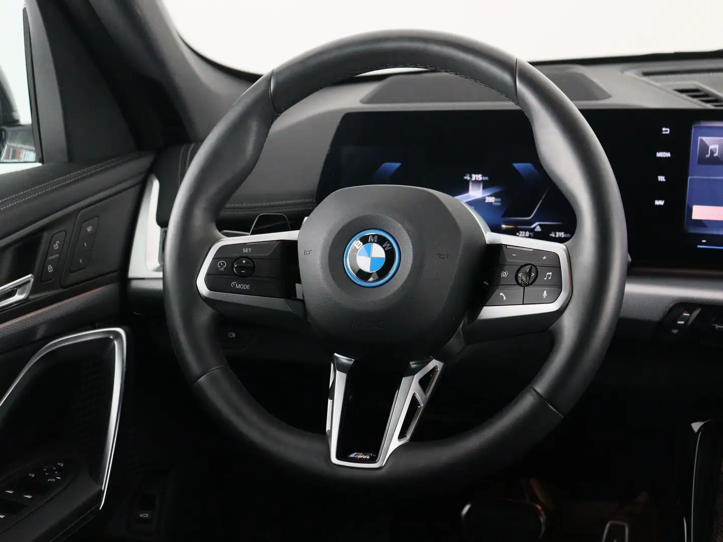 BMW iX1 eDrive20 M Sport Zwart - 2