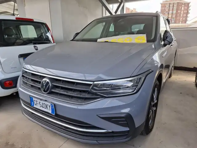 Volkswagen Tiguan view 3