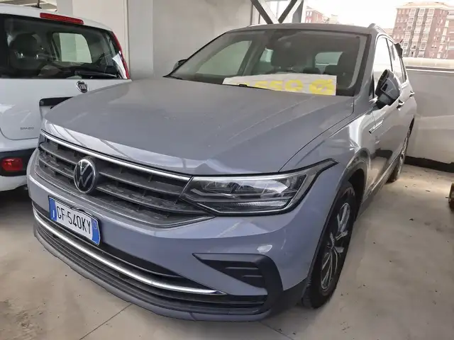 Volkswagen Tiguan view 2