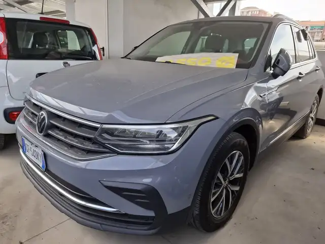 Volkswagen Tiguan view 4