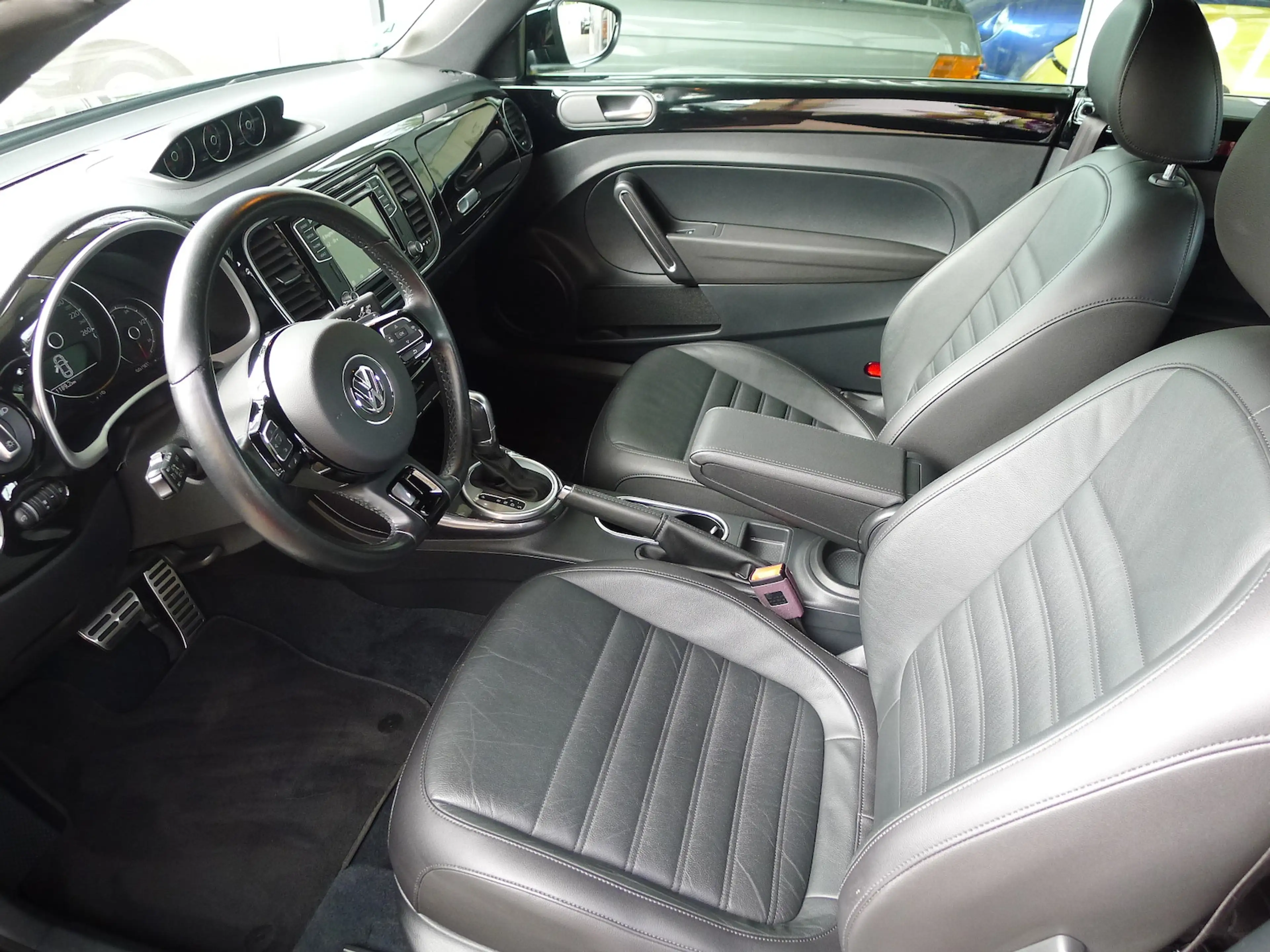 Volkswagen Beetle Cabrio DSG schwarz R-Line — photo 6