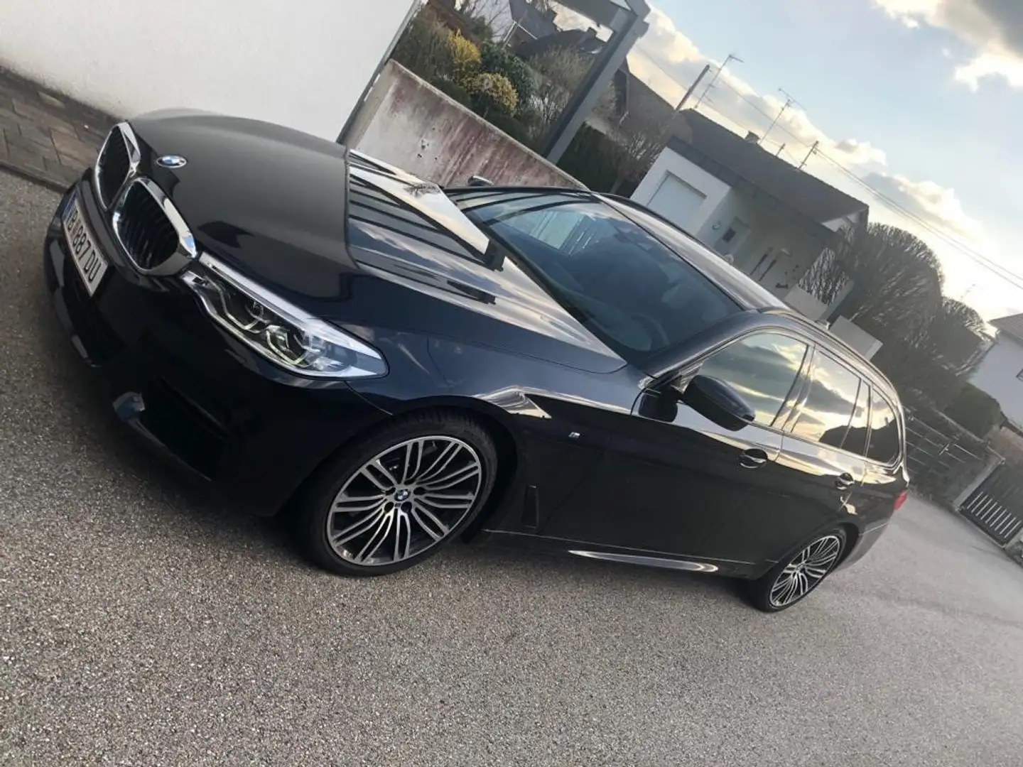 BMW 530 d xDrive Touring Aut. *TOPAUSSTATTUNG* Schwarz - 2