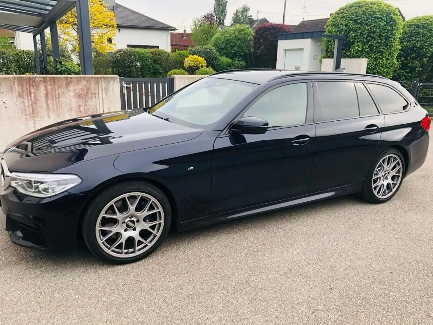 BMW 530 d xDrive Touring Aut. *TOPAUSSTATTUNG* Schwarz - 1