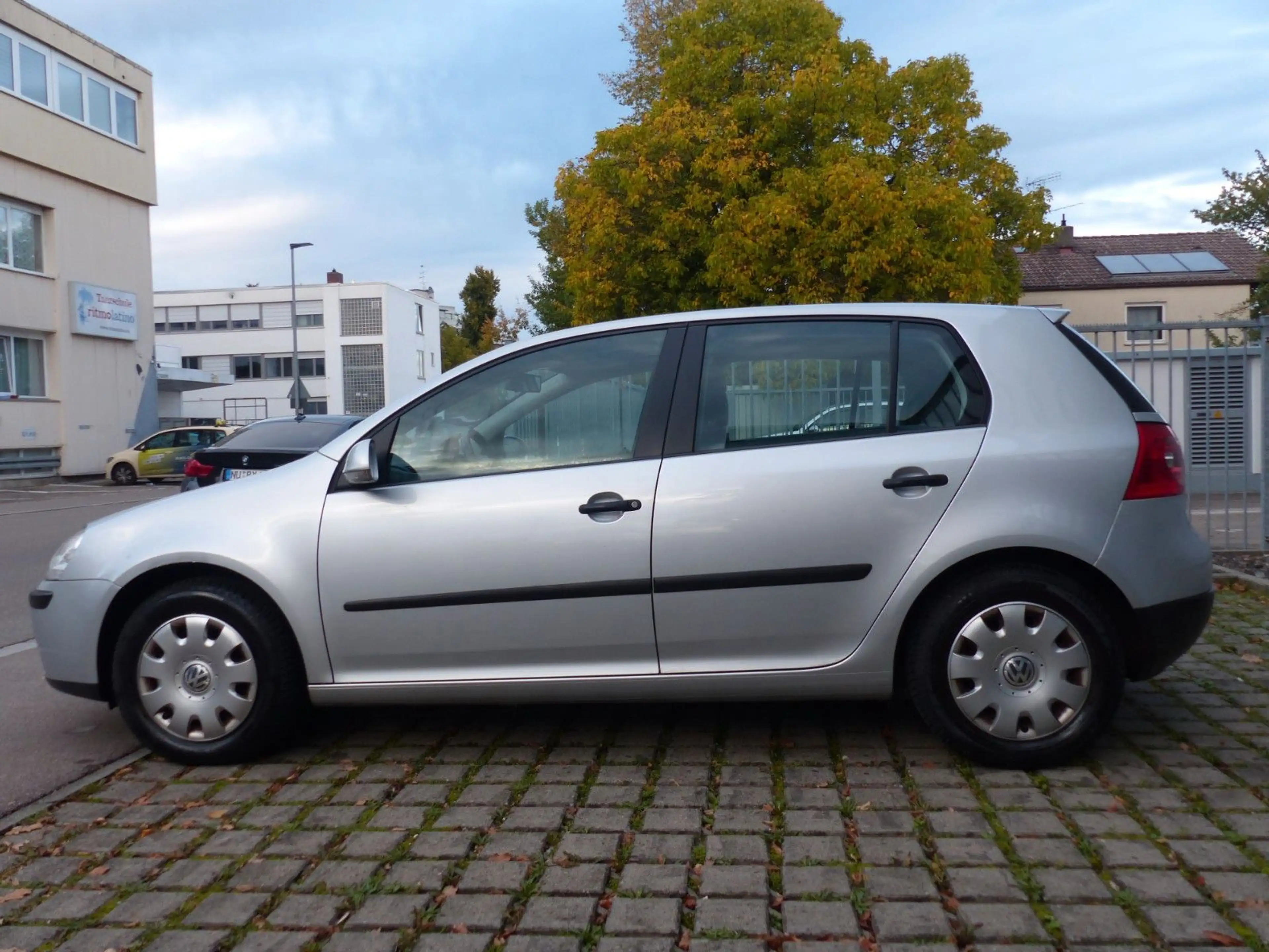 Volkswagen Golf *V*Lim*Trendline*1.Hand*TÜV NEU*Klima* — photo 2