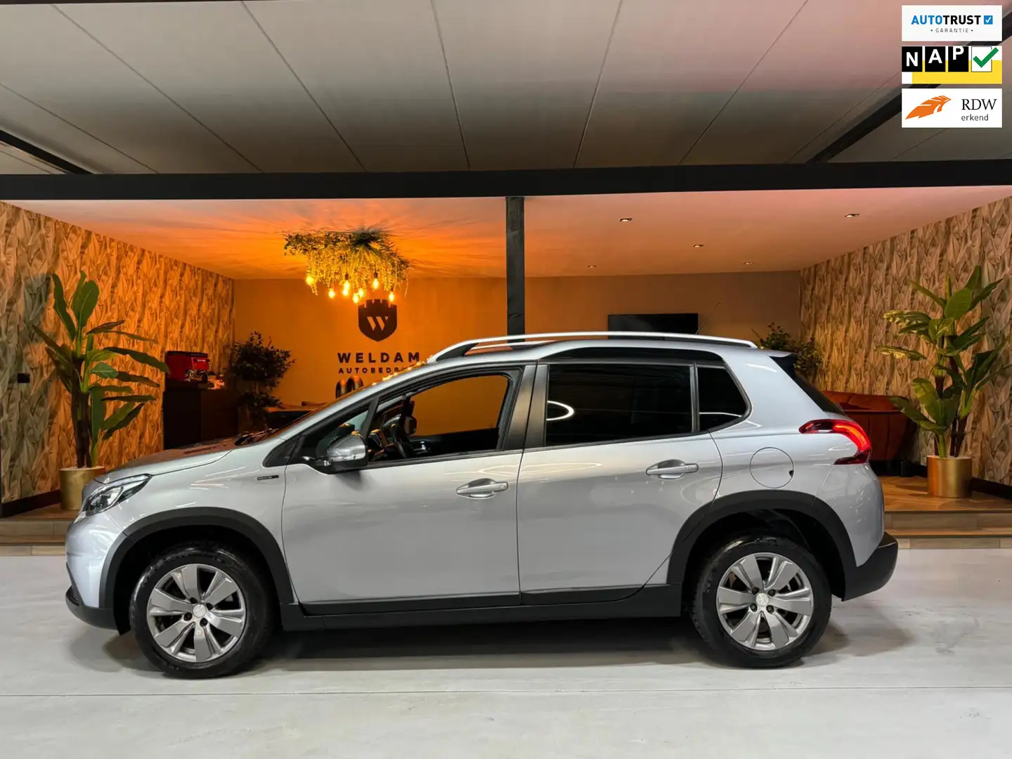 Peugeot 2008 1.2 PureTech Signature Garantie CarPlay StoelVW Pa Gris - 1