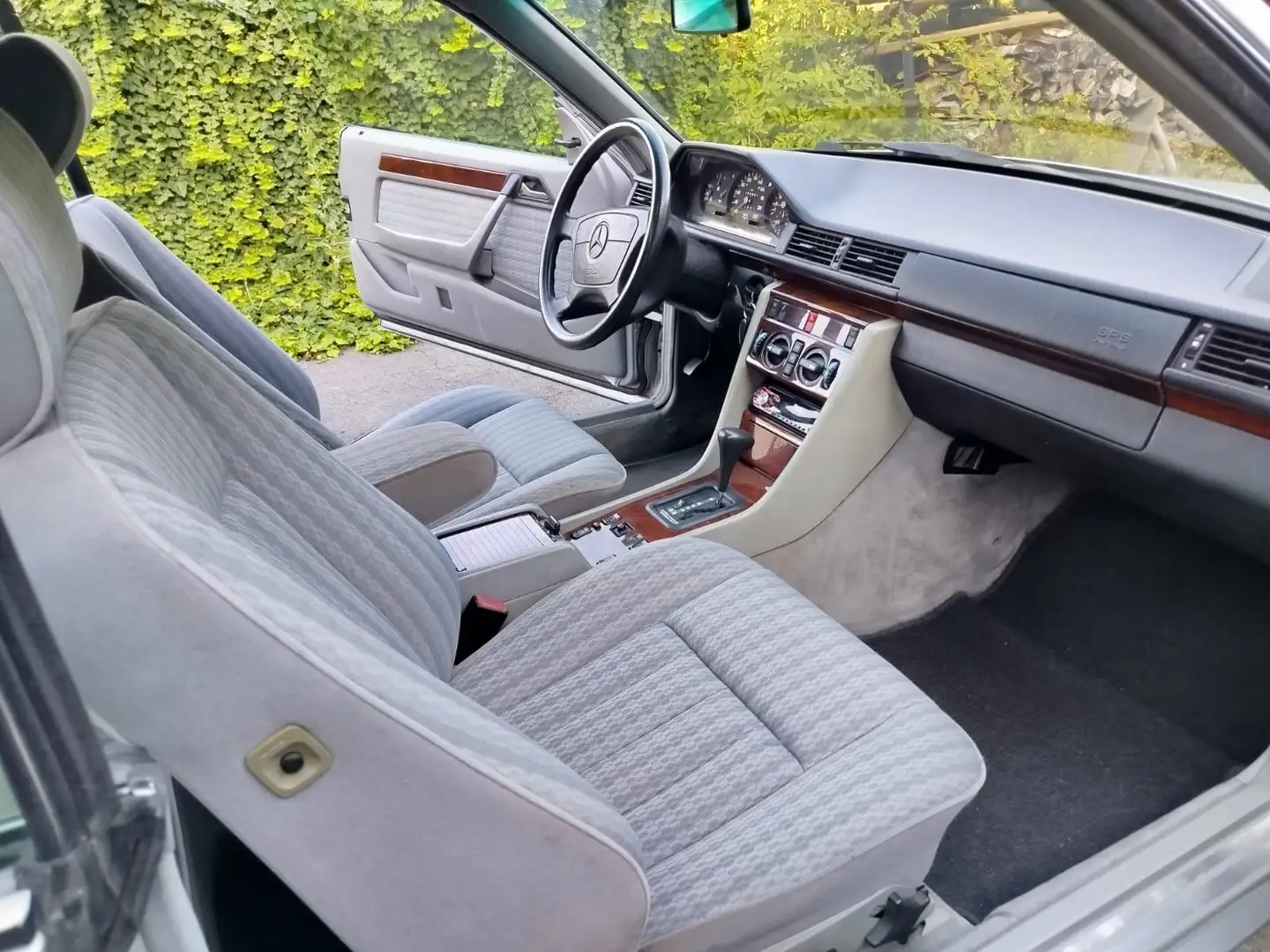 Mercedes-Benz 230 Grau - 2