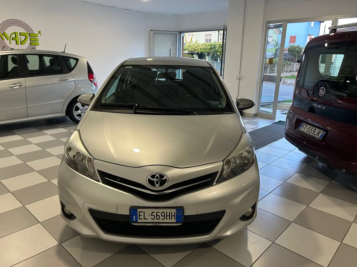 Toyota Yaris 3p 1.0 Active SOLO 111.635km Gris - 2