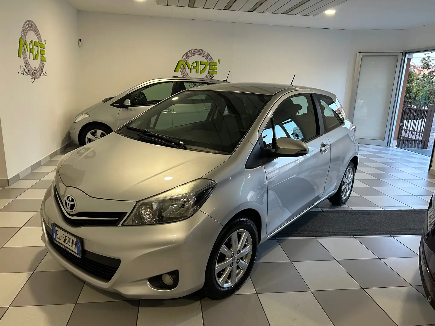 Toyota Yaris 3p 1.0 Active SOLO 111.635km Gris - 1