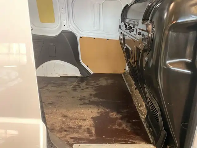 Ford Transit Connect view 8