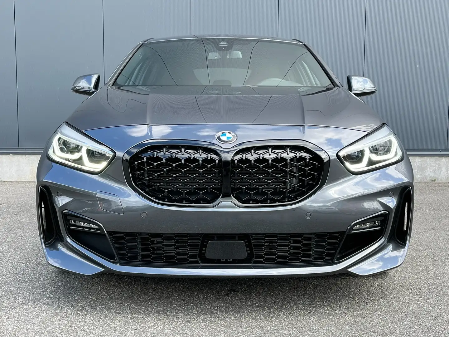 BMW 118 ///M SPORT OPF / LED / NAVIGATIE / LIVE COCKPIT Grijs - 2