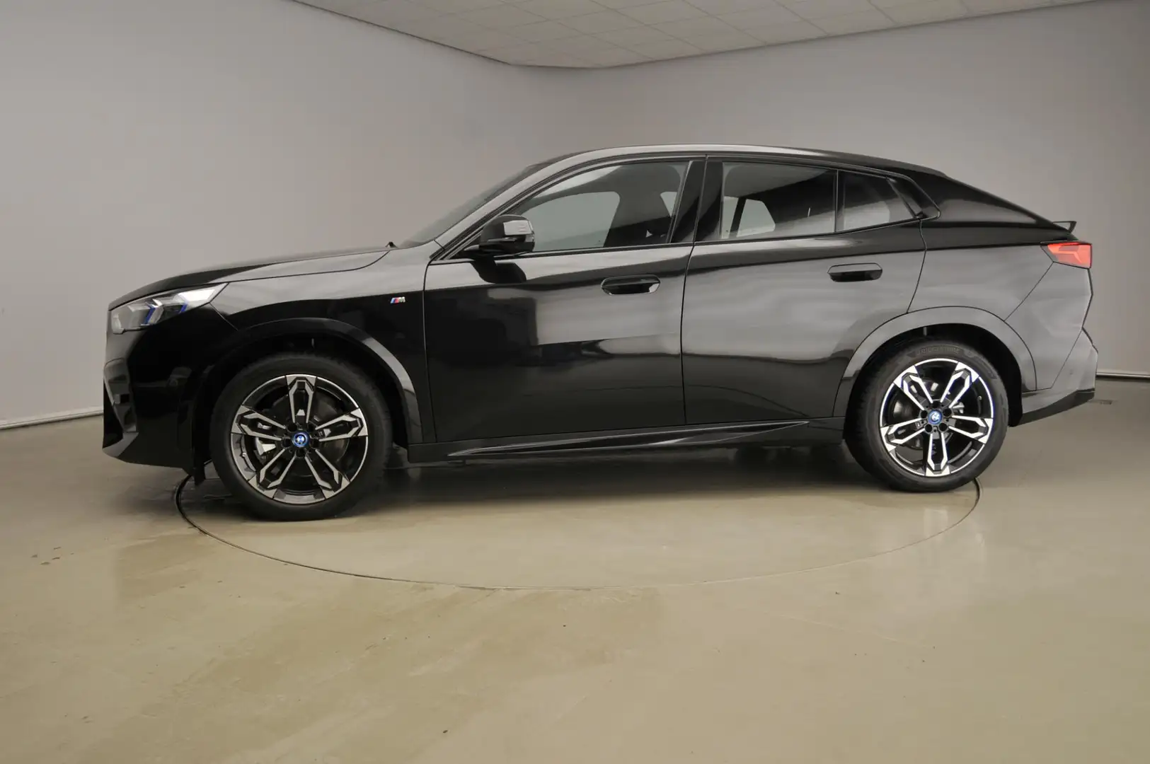 BMW iX2 xDrive30 M-Sportpakket | LED | Leder | HUD | Schui Zwart - 2