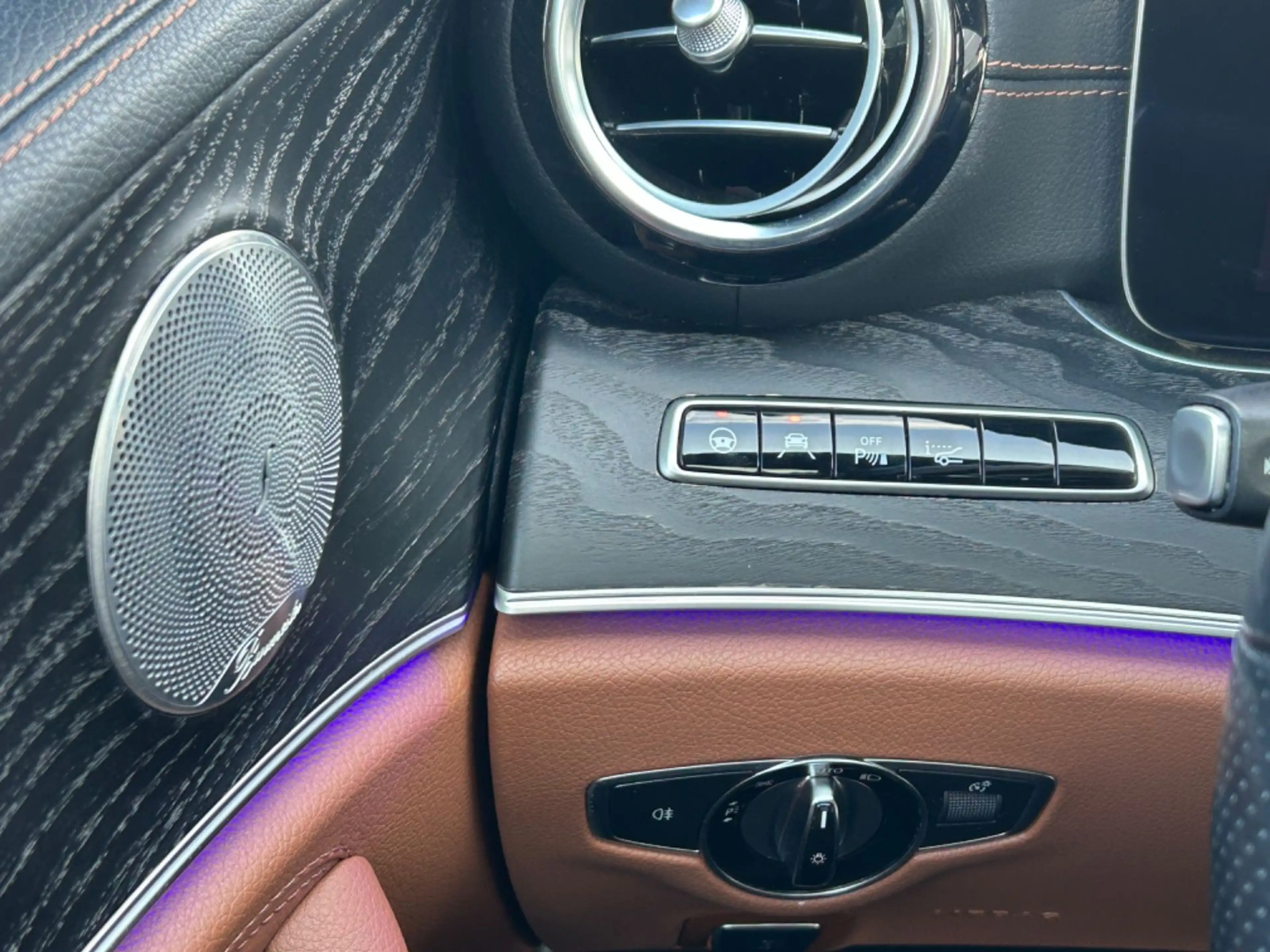 Mercedes-Benz E 400 d 4Matic AMG Sportpaket Head-Up Panorama — photo 15