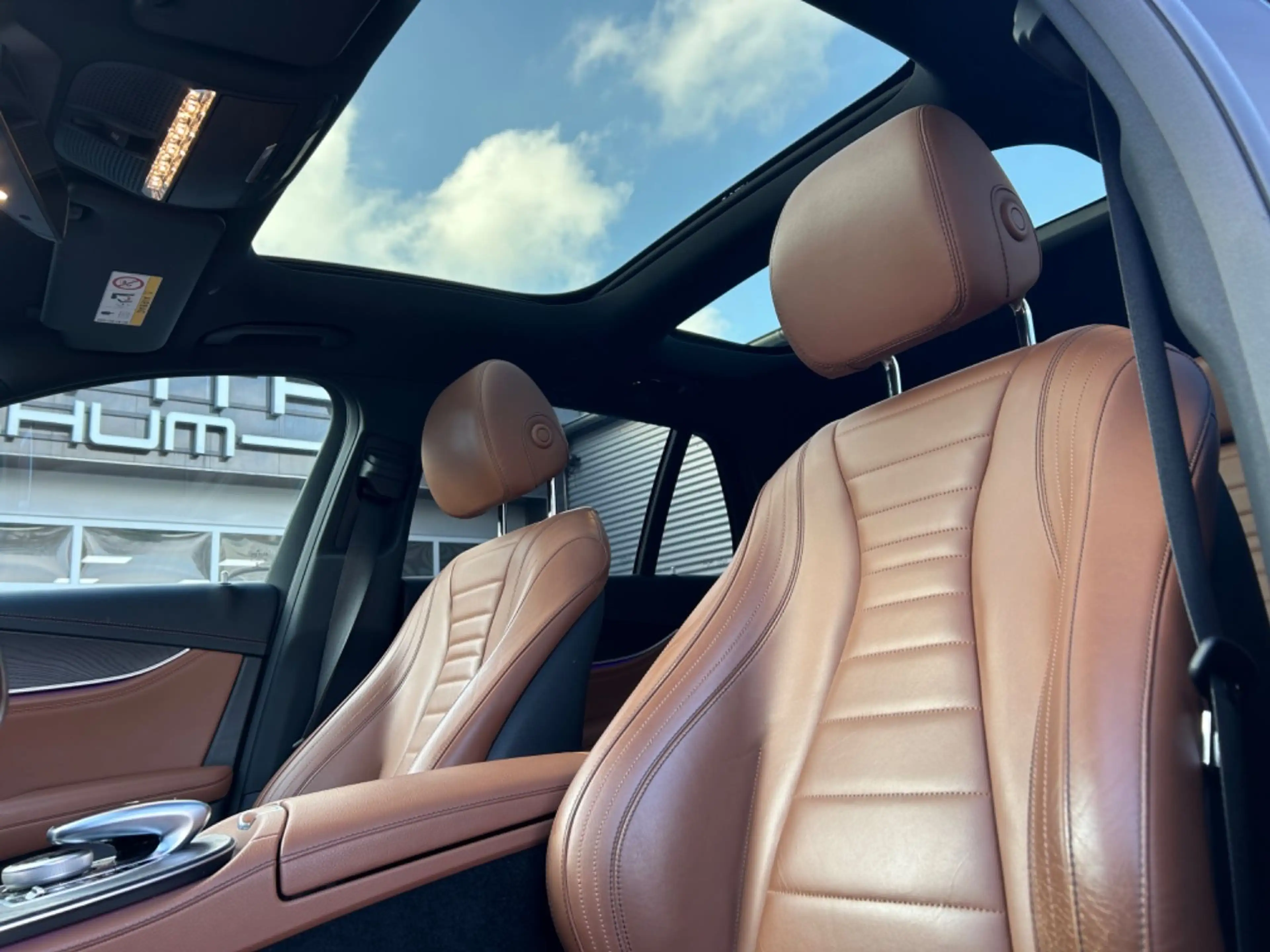 Mercedes-Benz E 400 d 4Matic AMG Sportpaket Head-Up Panorama — photo 11