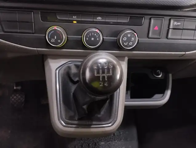 Volkswagen Transporter view 15