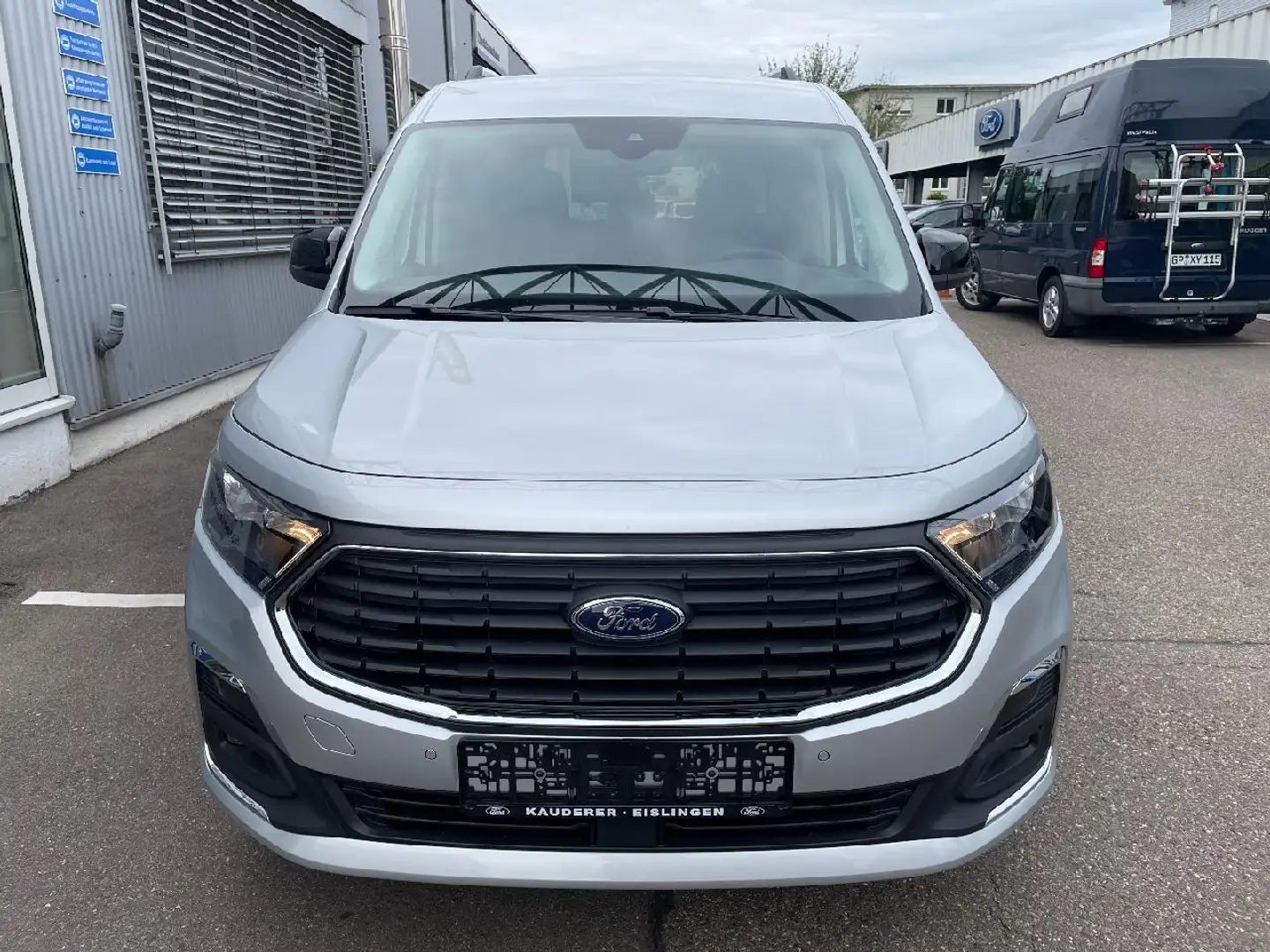 Ford Grand Tourneo Titanium - 2