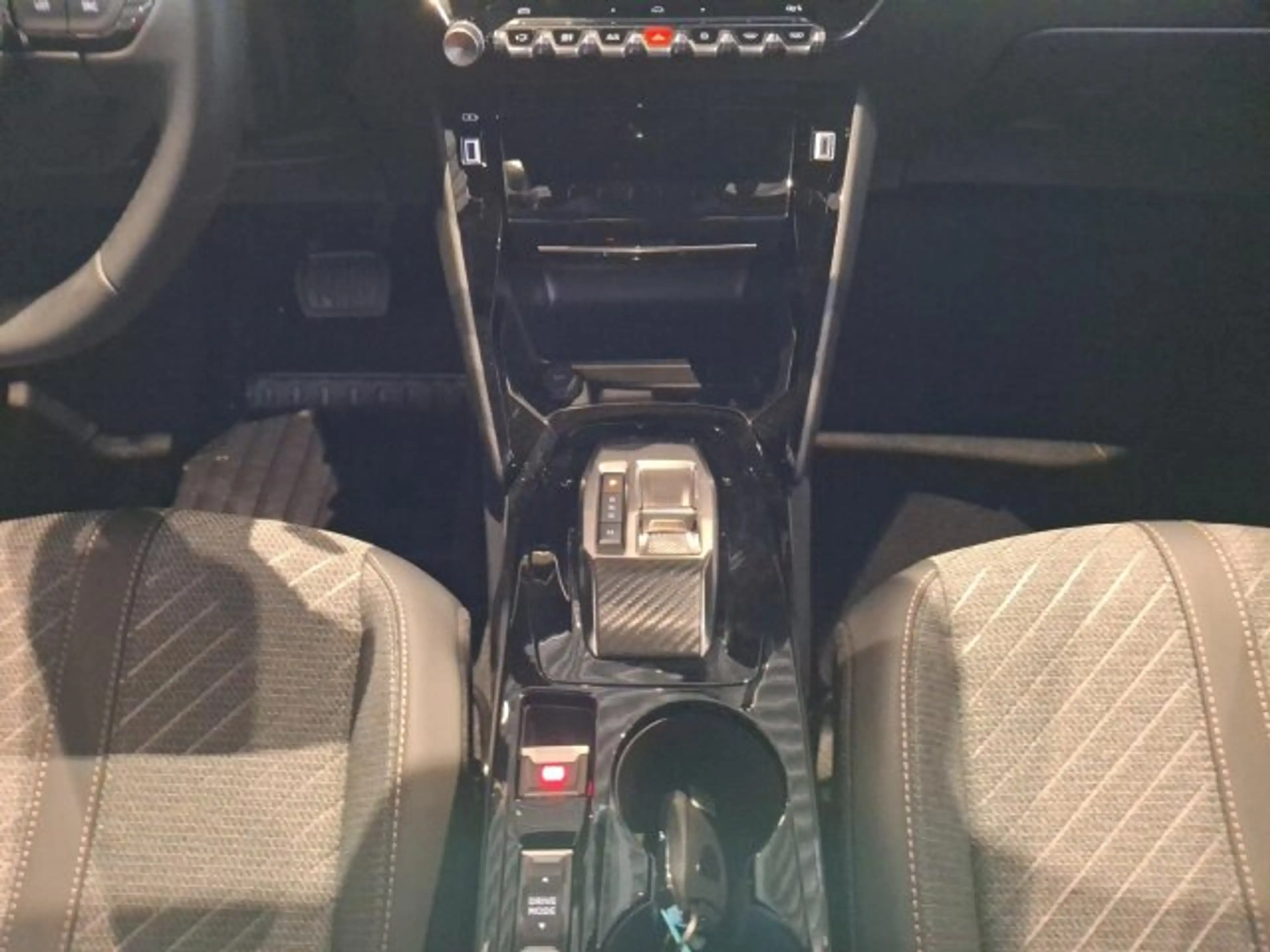 Peugeot 2008 2008 Allure 130 AT8 +LED+Navi+SHZ+GJR+LM+ — photo 13