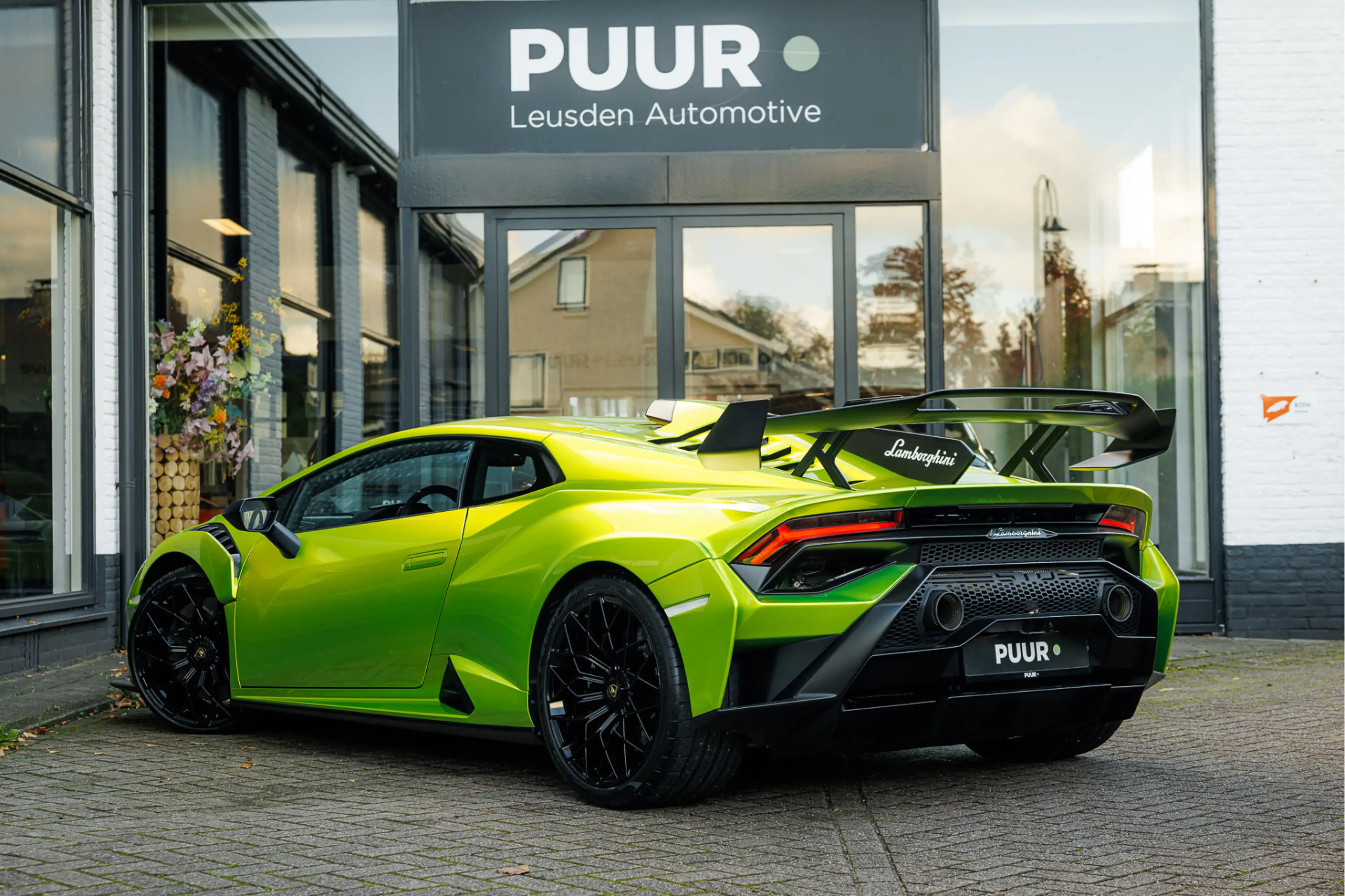 Lamborghini Huracán STO 5.2 V10 'Selezione Lamborghini Warranty'' Verd — photo 2