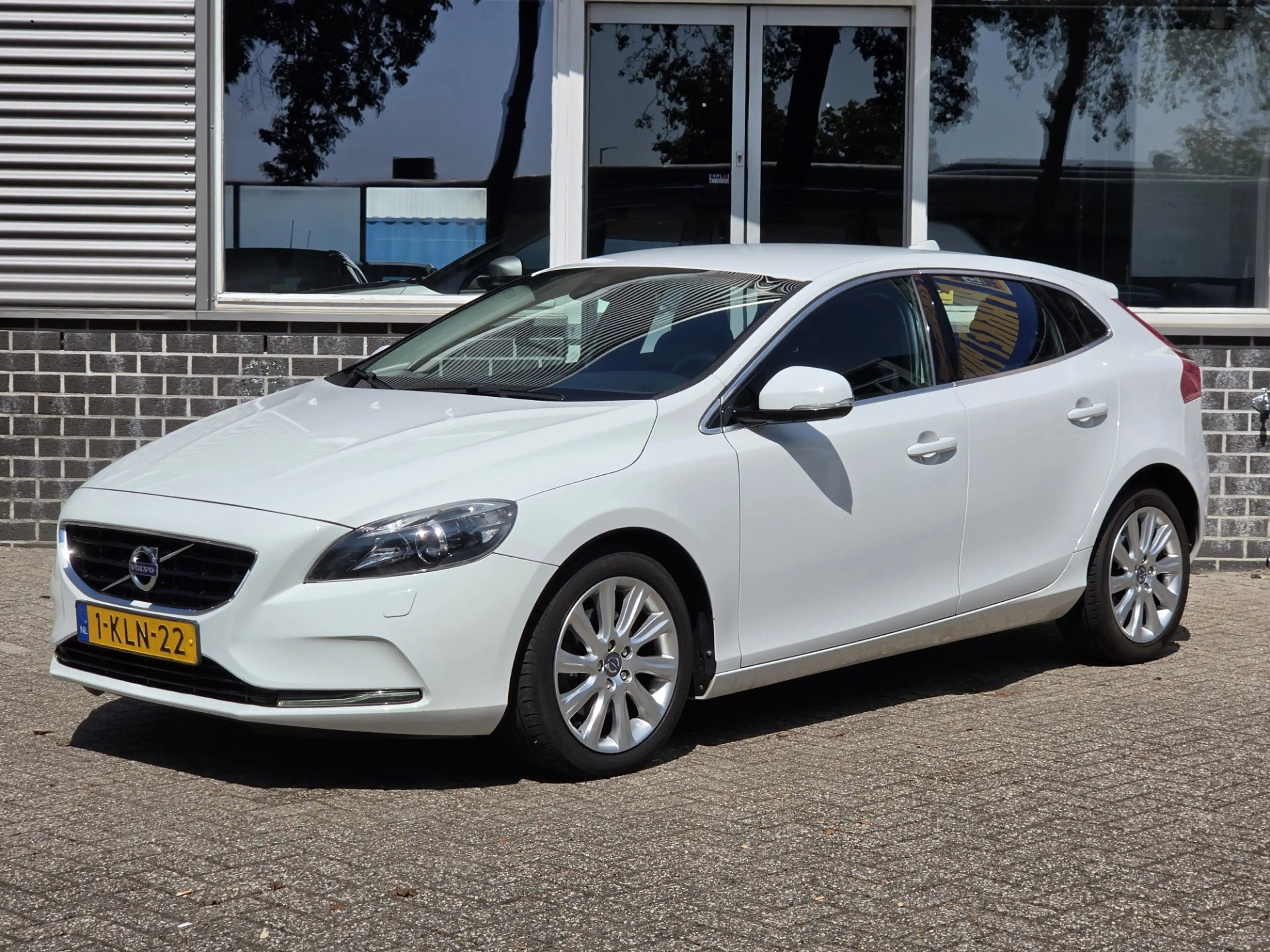 Volvo V40 1.6 T3 Momentum Camera Navi Apk Tm 11-2027 — photo 2