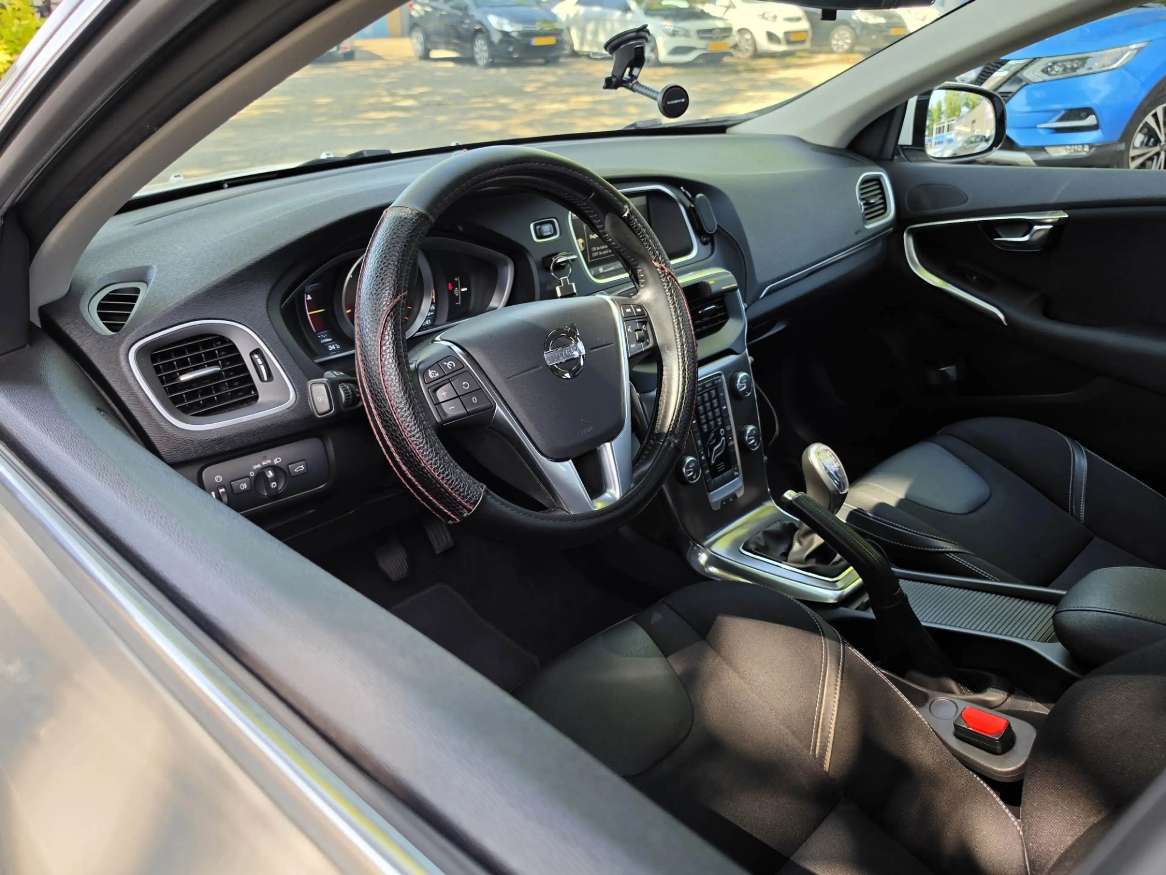 Volvo V40 1.6 T3 Momentum Camera Navi Apk Tm 11-2027 — photo 8