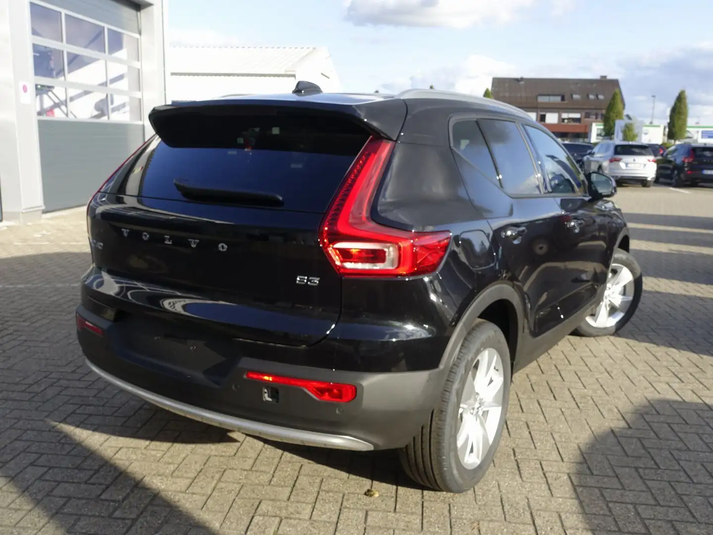 Volvo XC40 B3 Mild-Hybrid Benzin Core/360°/BLIS Schwarz - 2
