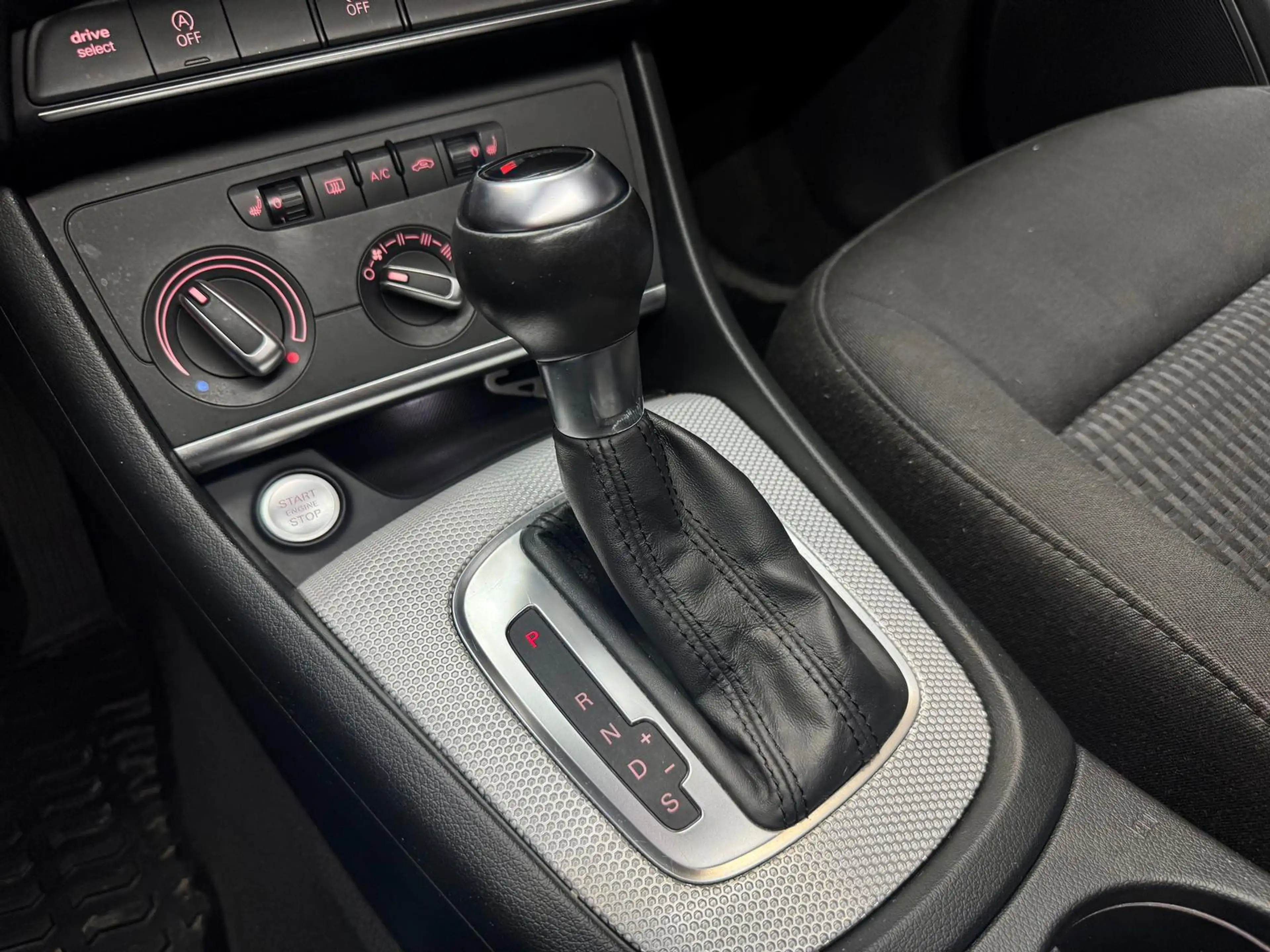 Audi Q3 design 1.4 16V TFSI ACT +NAVI+LED+SHZ+KLIMA+ — photo 29