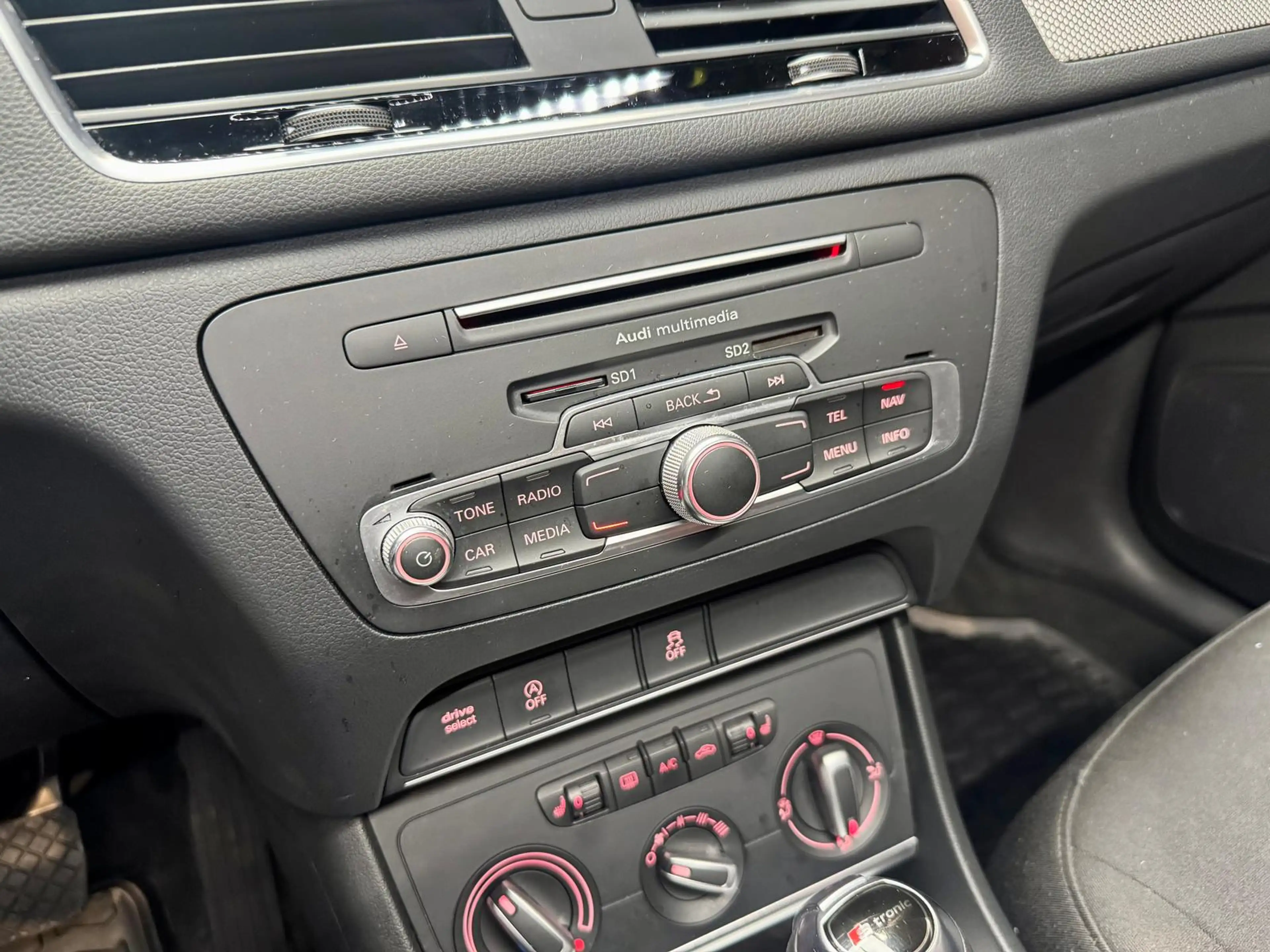 Audi Q3 design 1.4 16V TFSI ACT +NAVI+LED+SHZ+KLIMA+ — photo 27