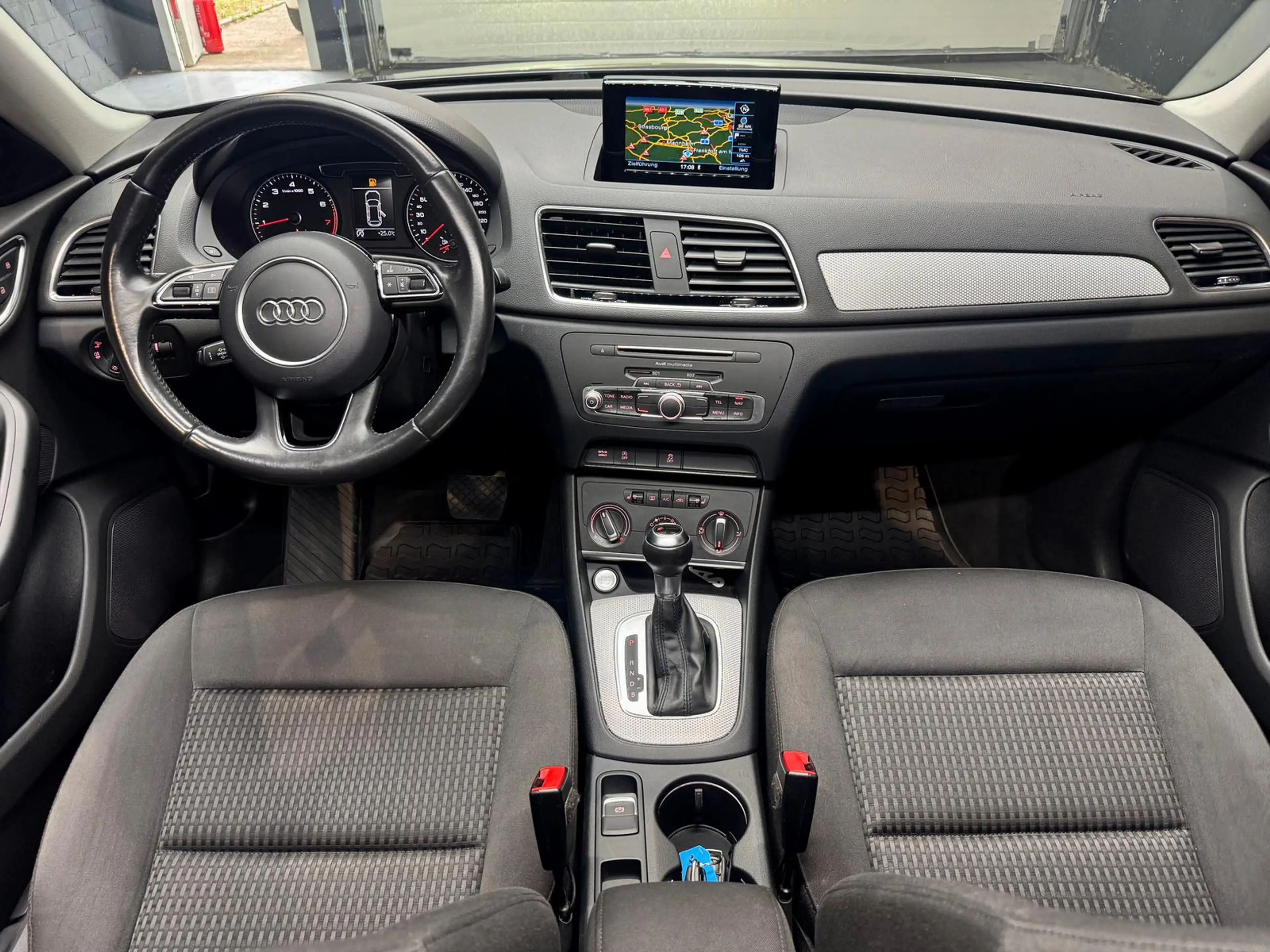 Audi Q3 design 1.4 16V TFSI ACT +NAVI+LED+SHZ+KLIMA+ — photo 2