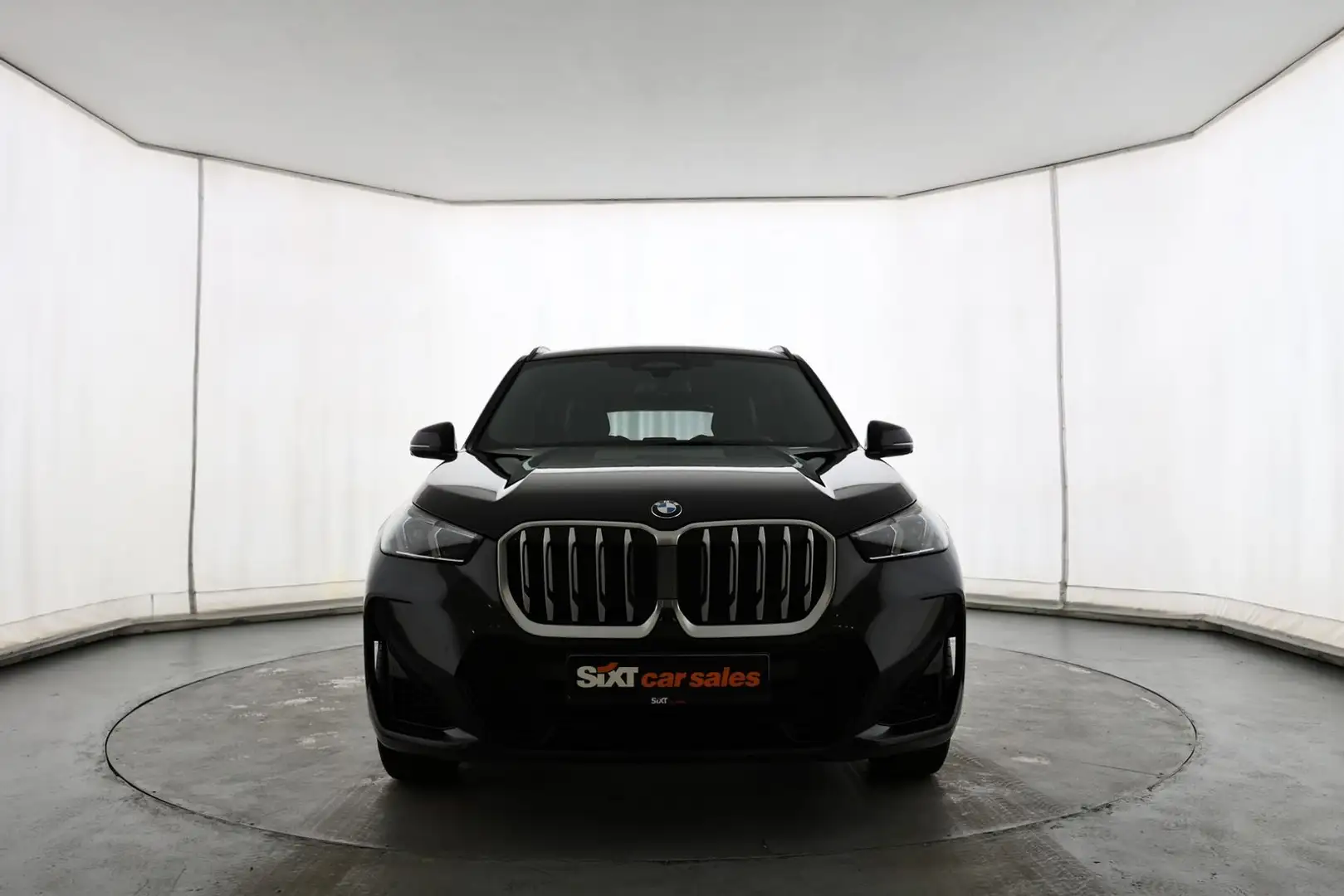 BMW X1 xDrive23i M Sport  HUD|PA+360|ACC|HK|Pano|AHK Zwart - 2