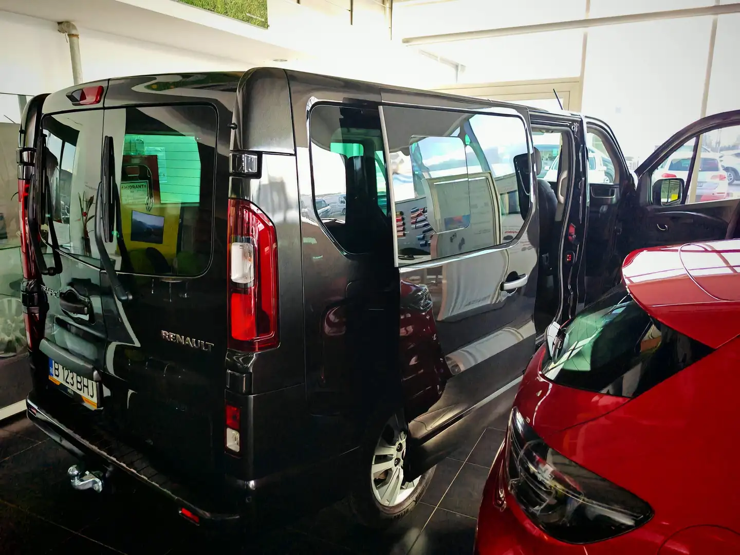 Renault Trafic Grand Authentic 9 Sitzer 110 PS-Multimedia - KLIMA Schwarz - 2