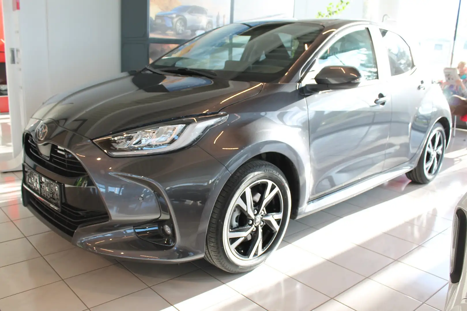 Toyota Yaris Yaris 1,5 VVT-i Hybrid Active Drive Safety Paket Grau - 1