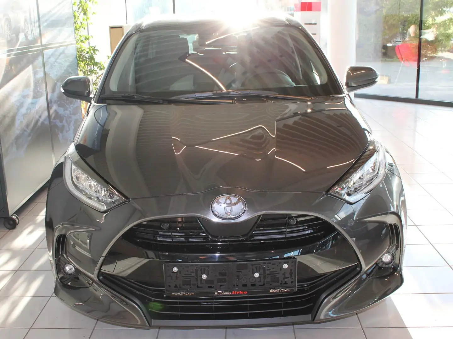 Toyota Yaris Yaris 1,5 VVT-i Hybrid Active Drive Safety Paket Grau - 2
